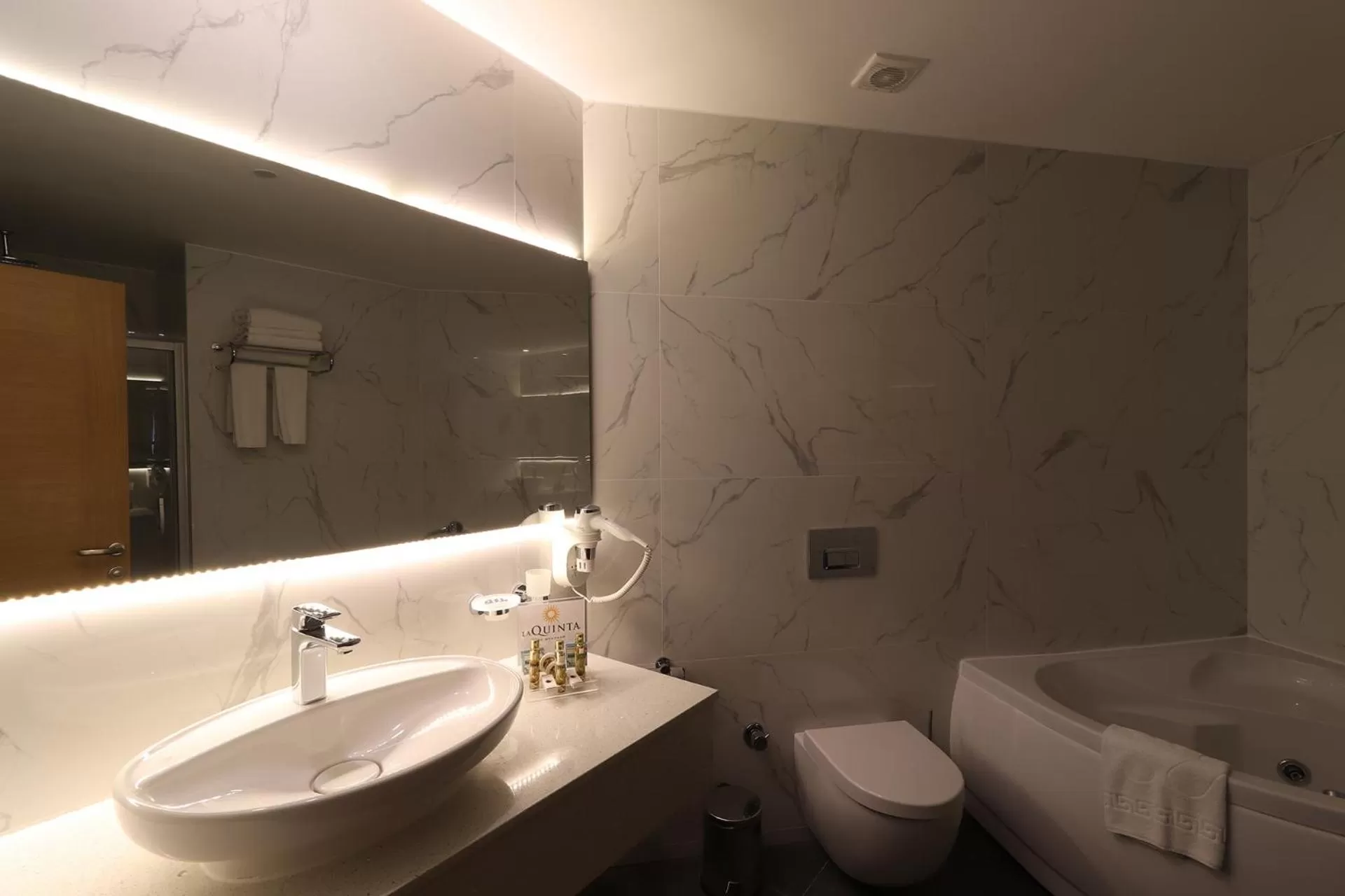 Bathroom in La Quinta by Wyndham Bodrum