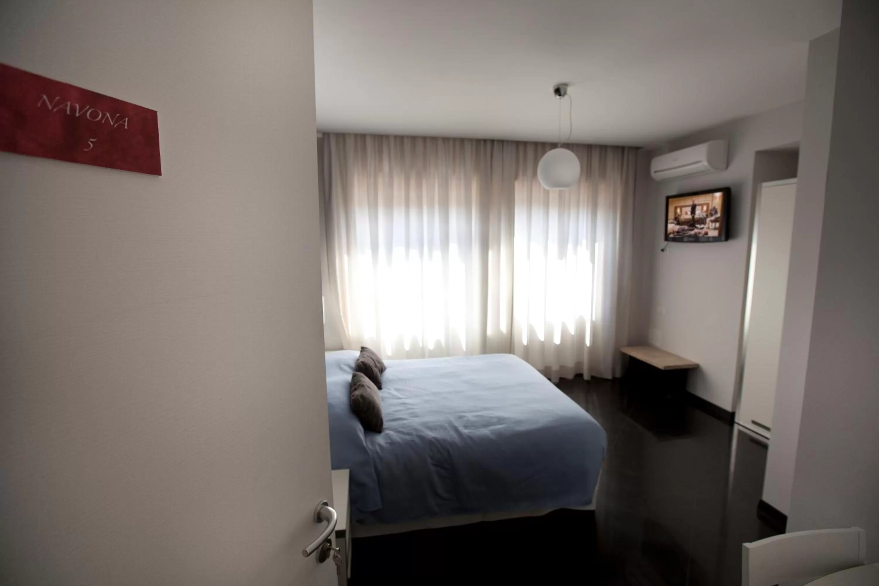 Photo of the whole room, Bed in Star of Rome