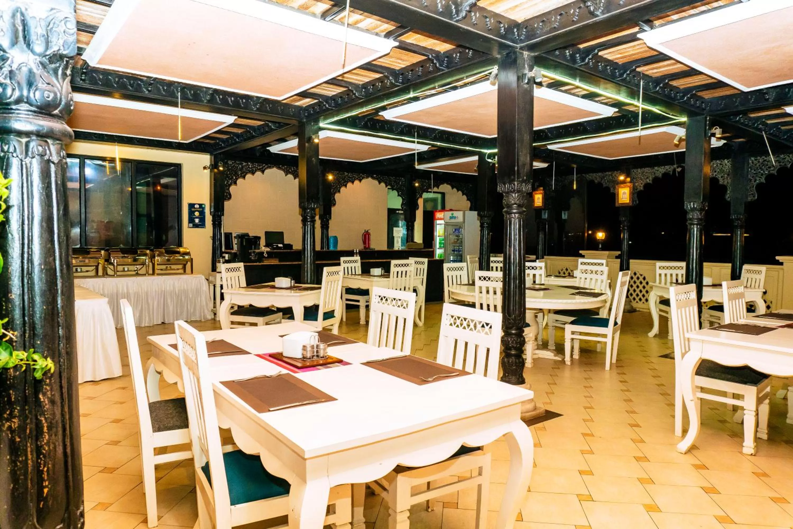 Restaurant/places to eat in Golden Tulip Stone Town Boutique