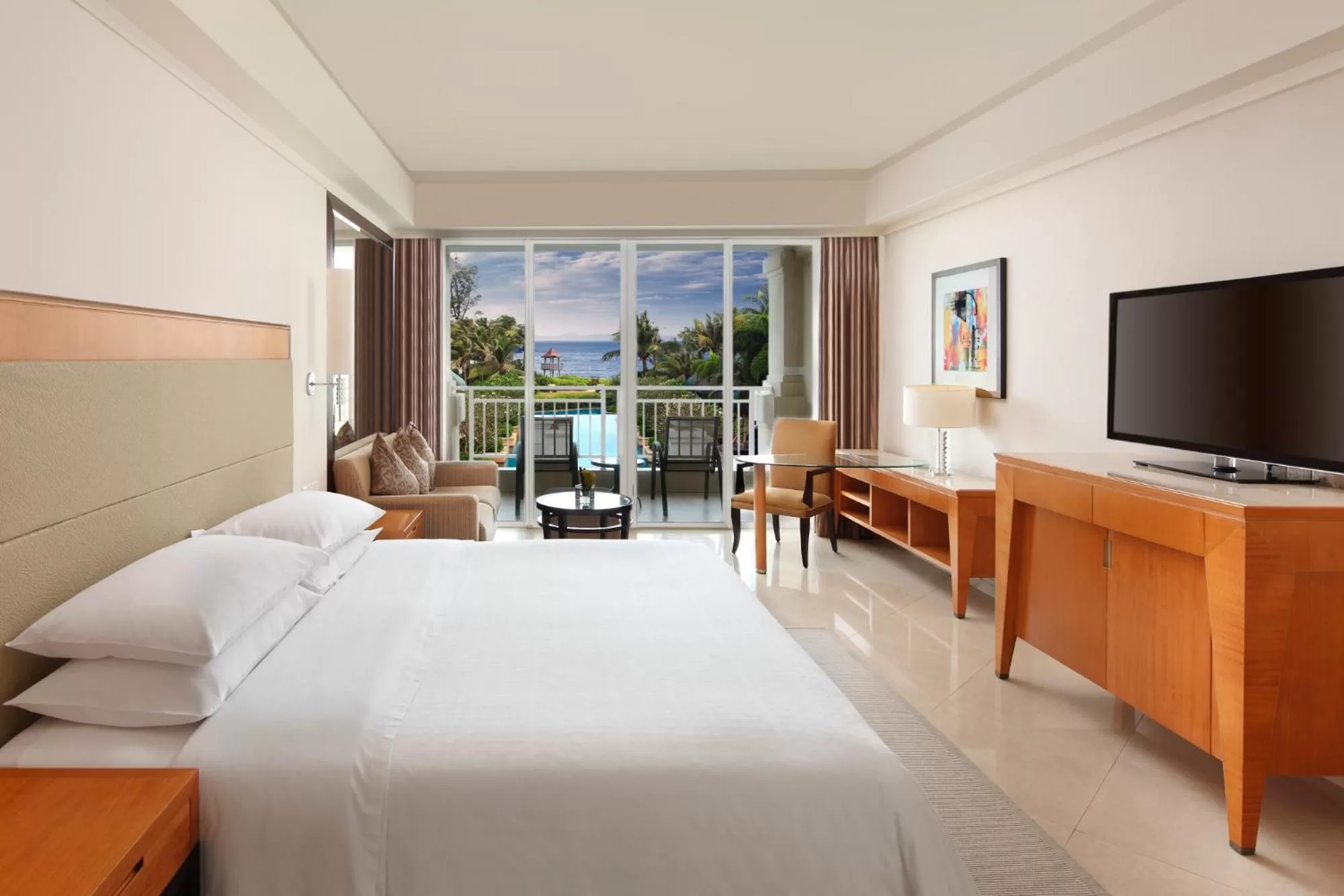 Photo of the whole room, Bed in Sheraton Haikou Hotel