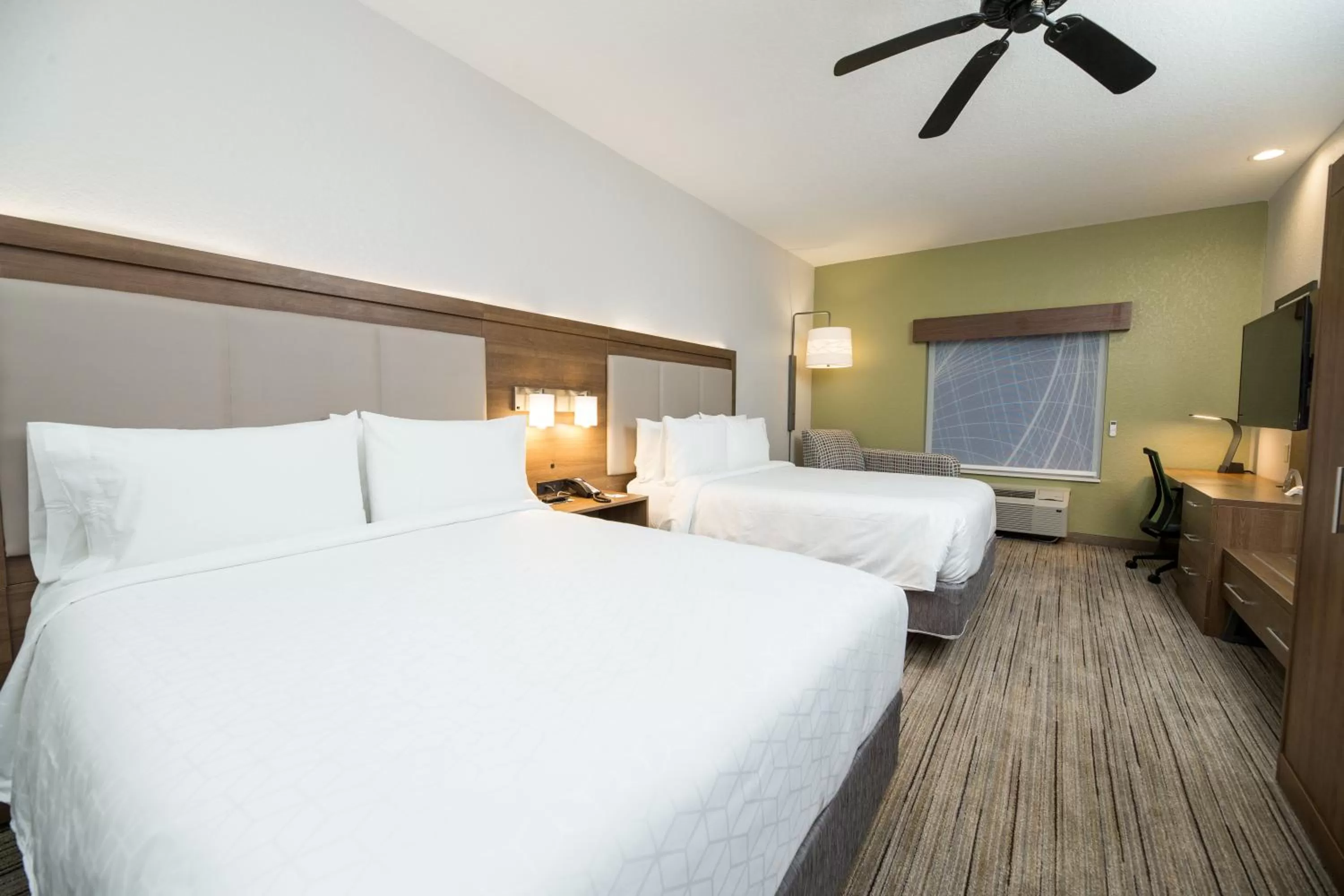 Photo of the whole room, Bed in Holiday Inn Express Hotel & Suites Clinton by IHG