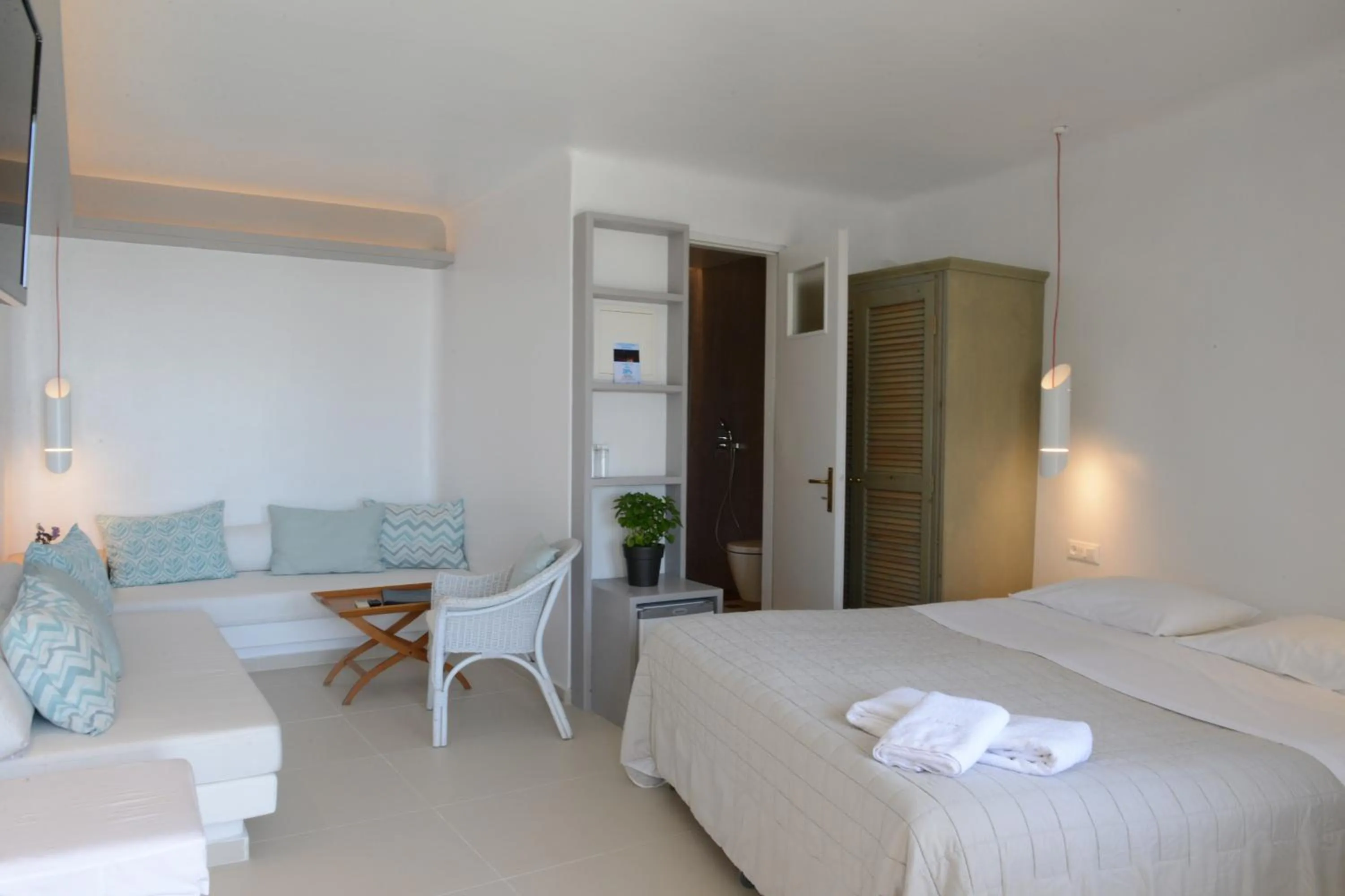Photo of the whole room, Bed in Mykonos View Hotel