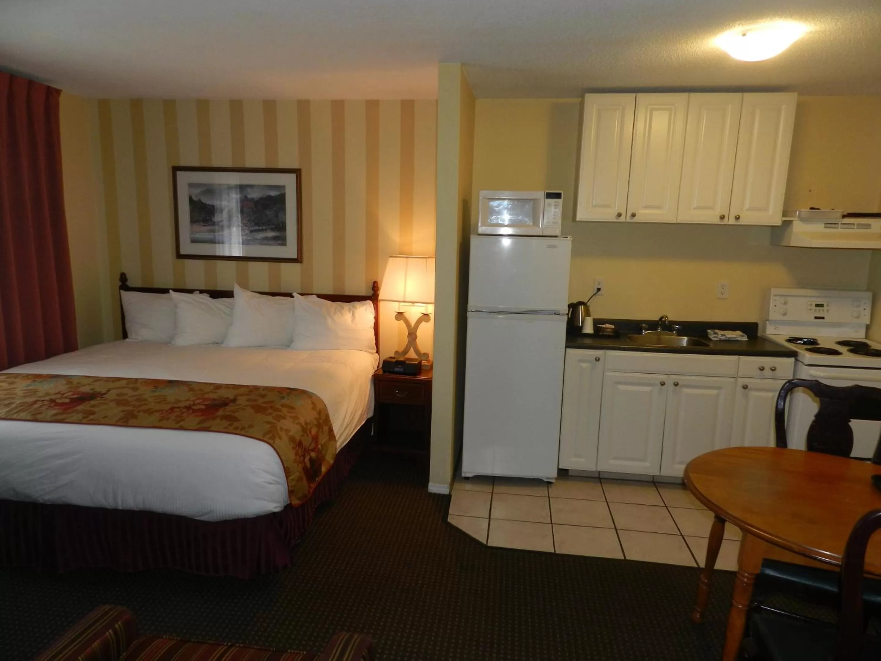 Photo of the whole room, Bed in Arbutus Inn