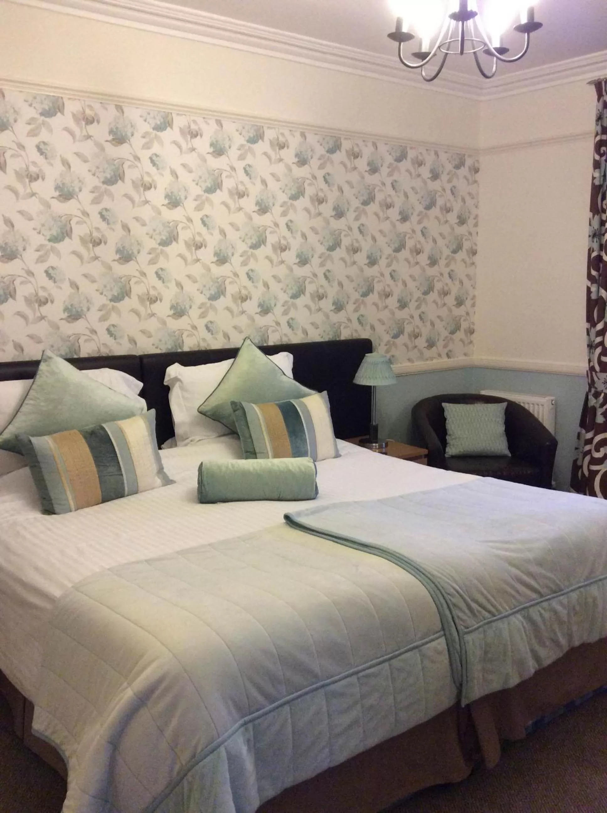 Bedroom, Bed in Douglas House