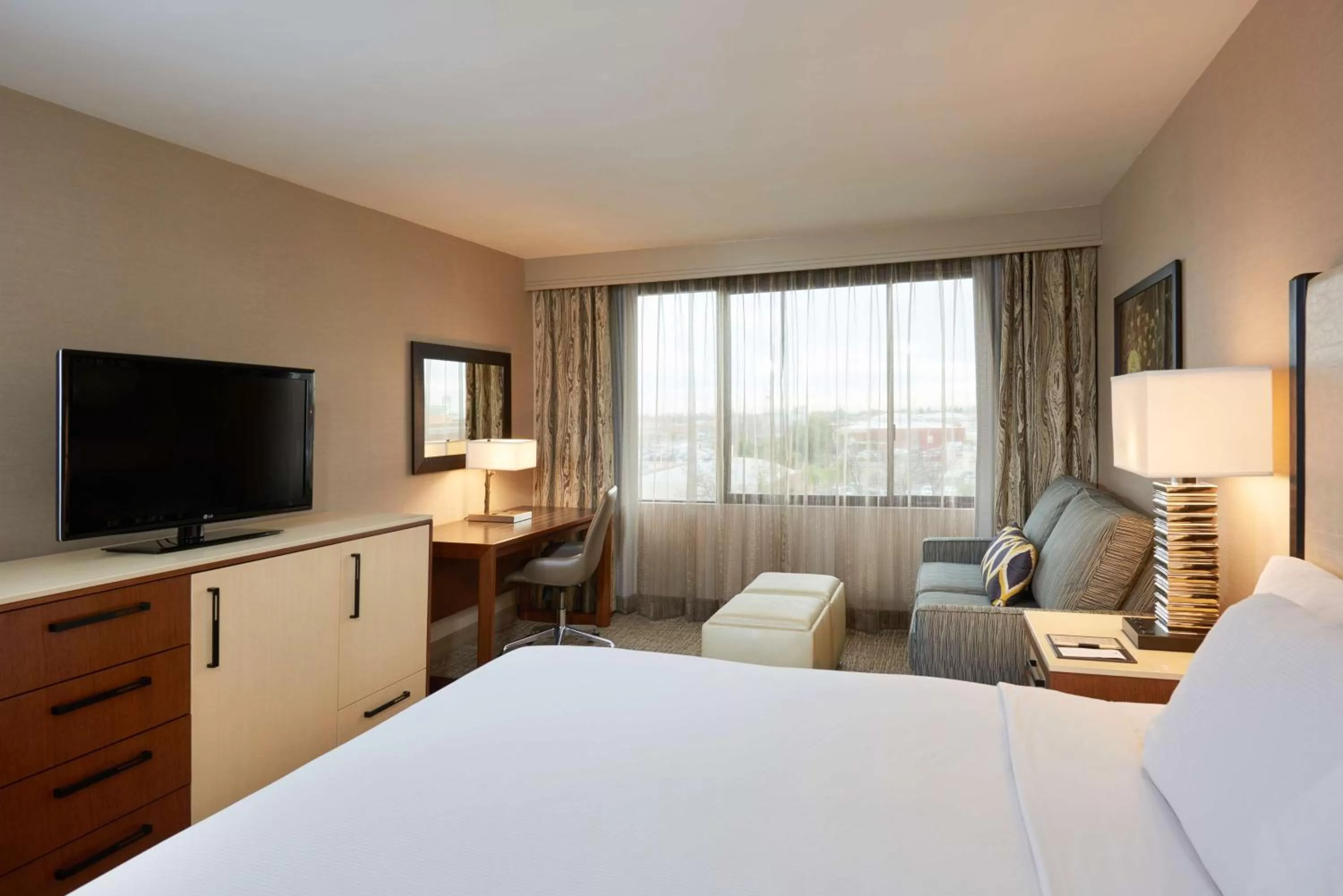 Bedroom, Bed in DoubleTree by Hilton Fresno Convention Center