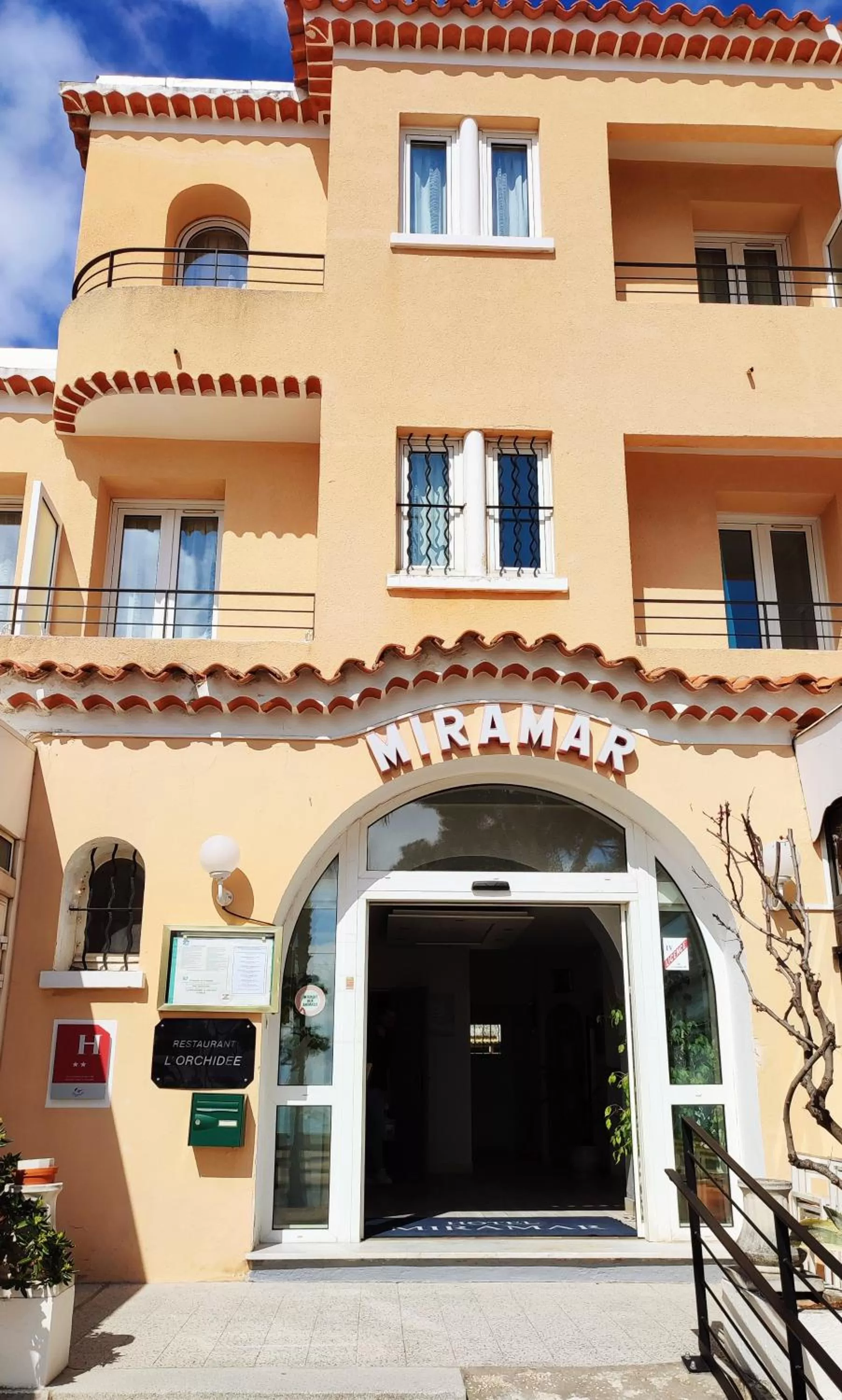 Property building in Hotel Restaurant Miramar L'orchidée