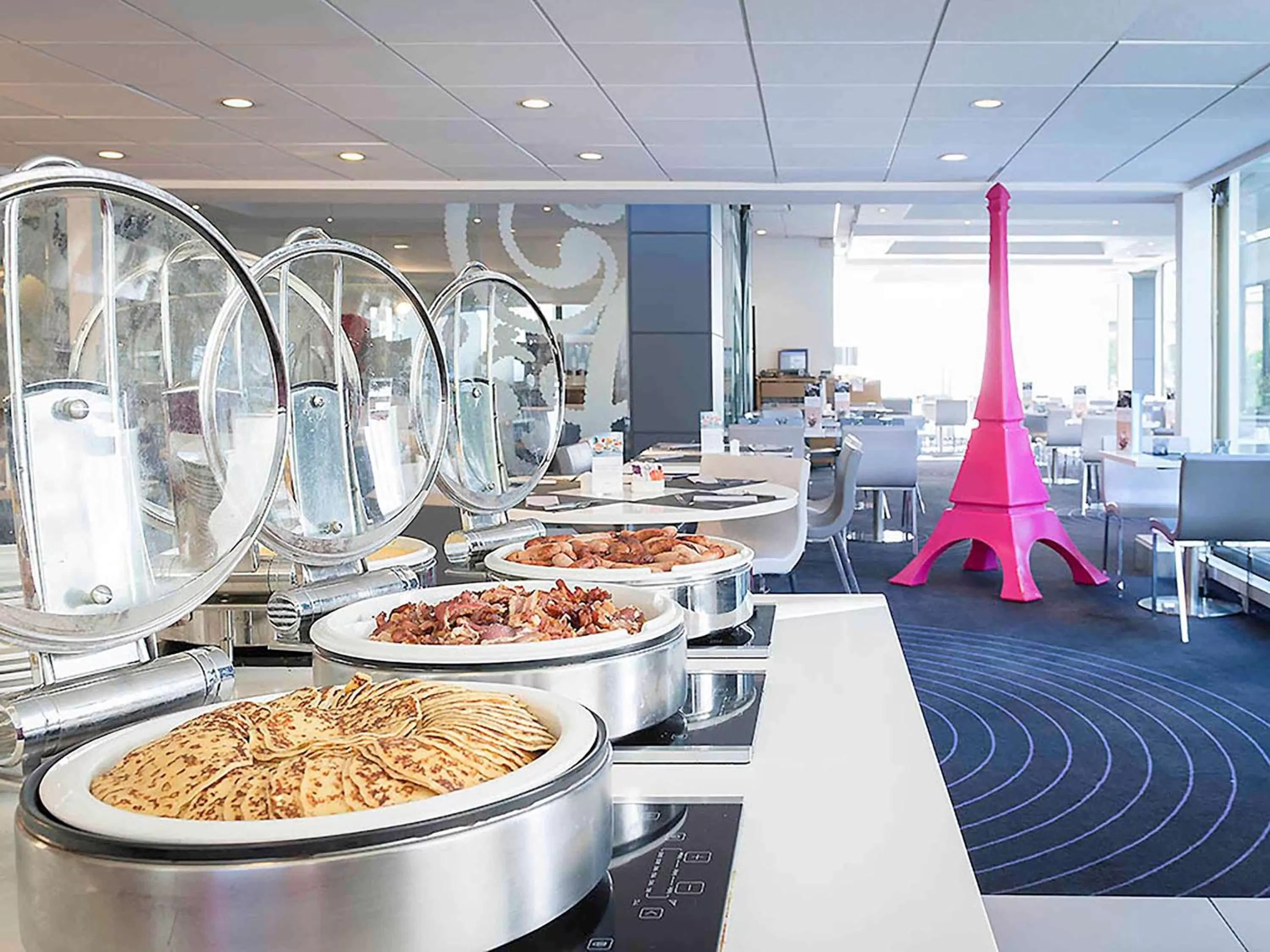 Restaurant/places to eat in Mercure Paris Centre Tour Eiffel