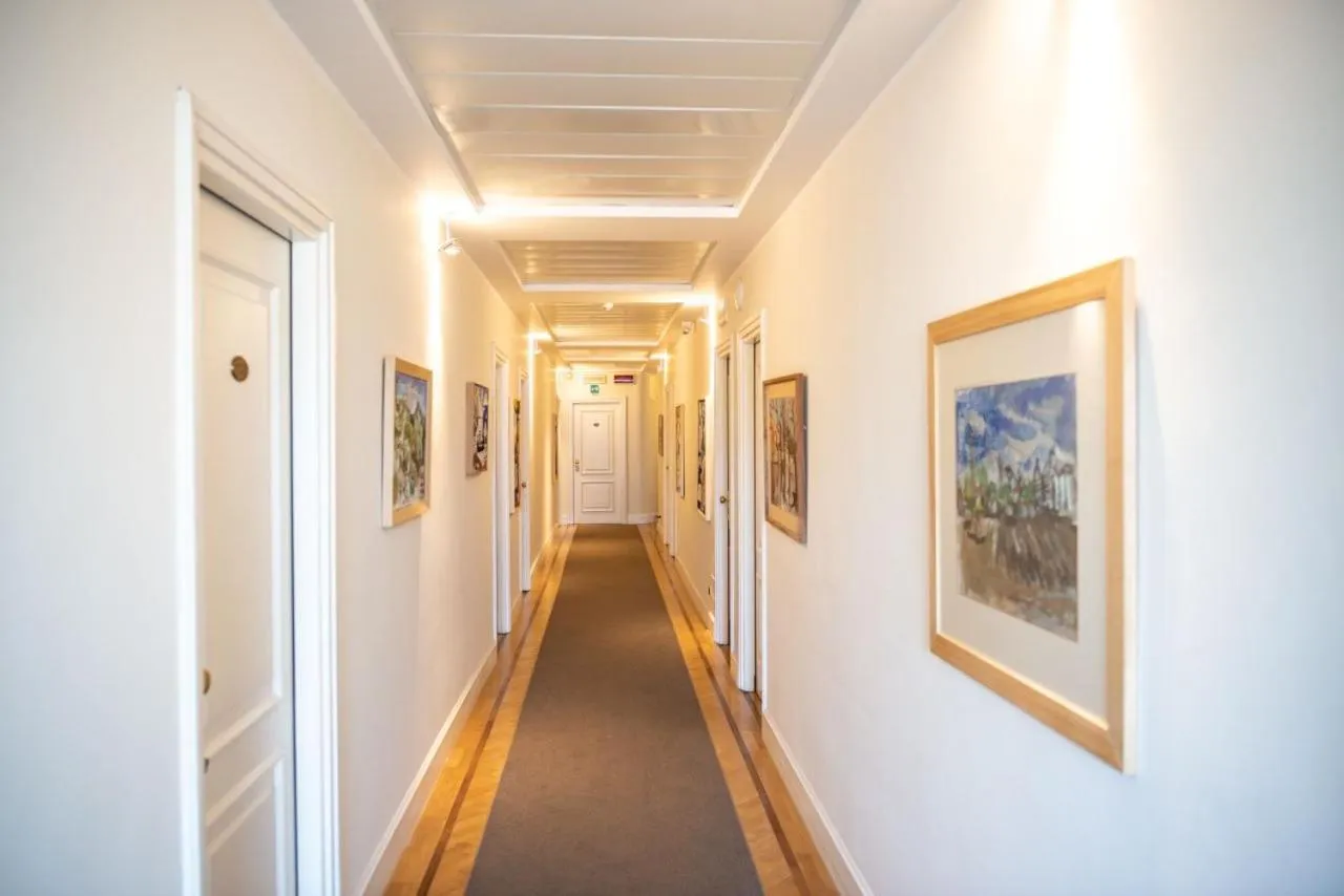 Restaurant/places to eat in Hotel Royal