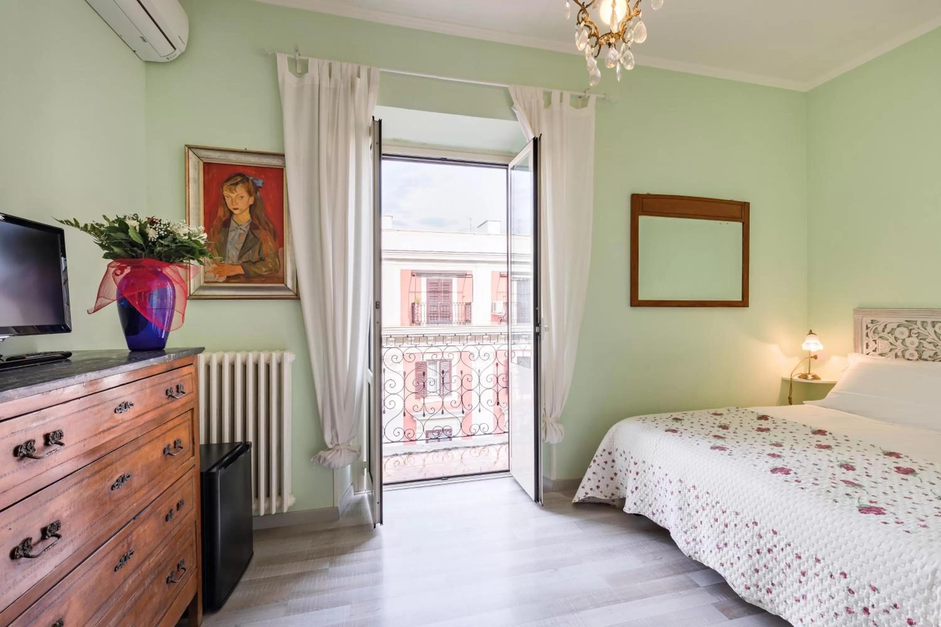 Photo of the whole room, Bed in A Roman Tale B&B