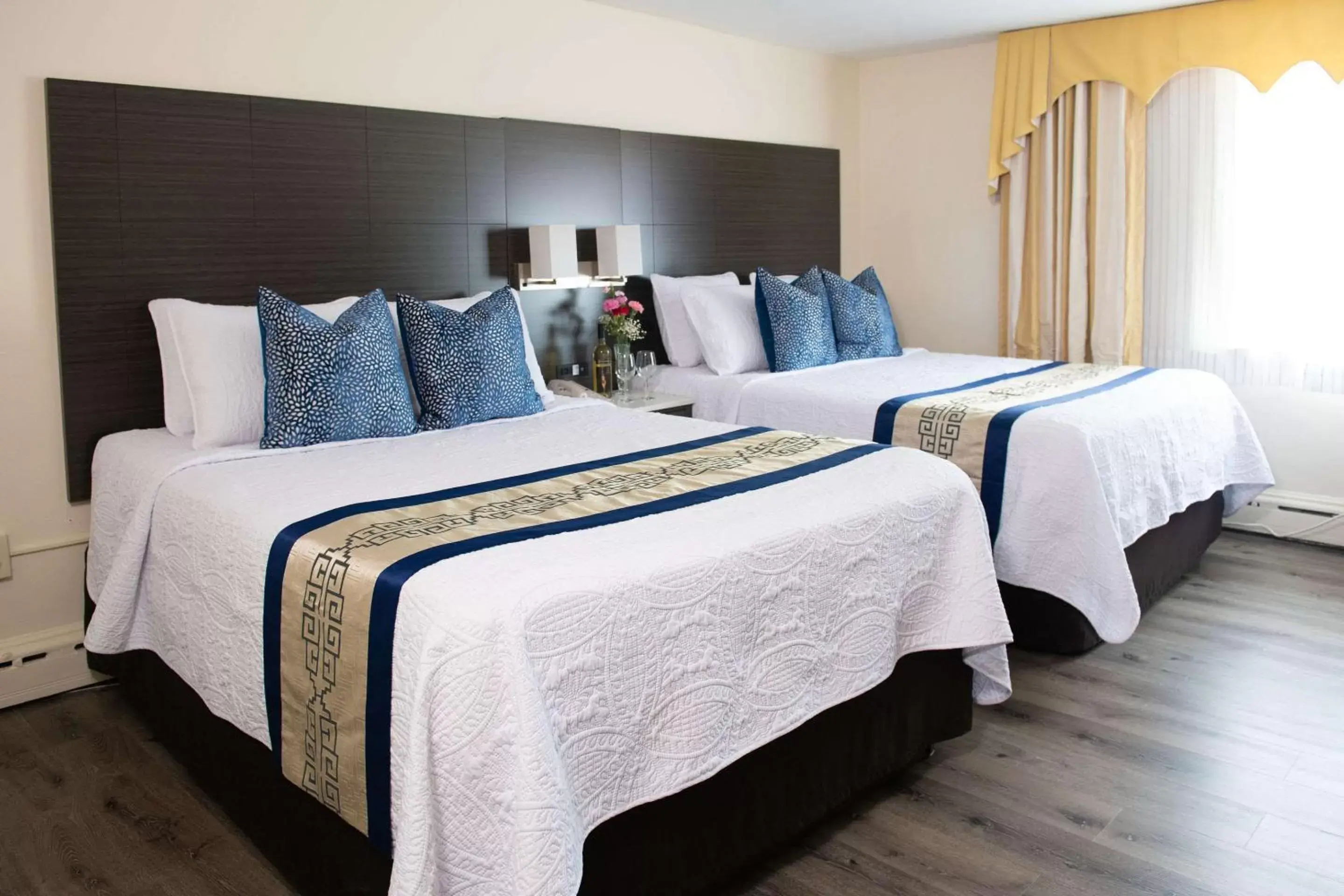 Standard Queen Room with Two Queen Beds - Non-Smoking in Rodeway Inn Middletown - Newport Standard Queen Room with Two Queen Beds - Non-Smoking in Rodeway Inn Middletown - Newport