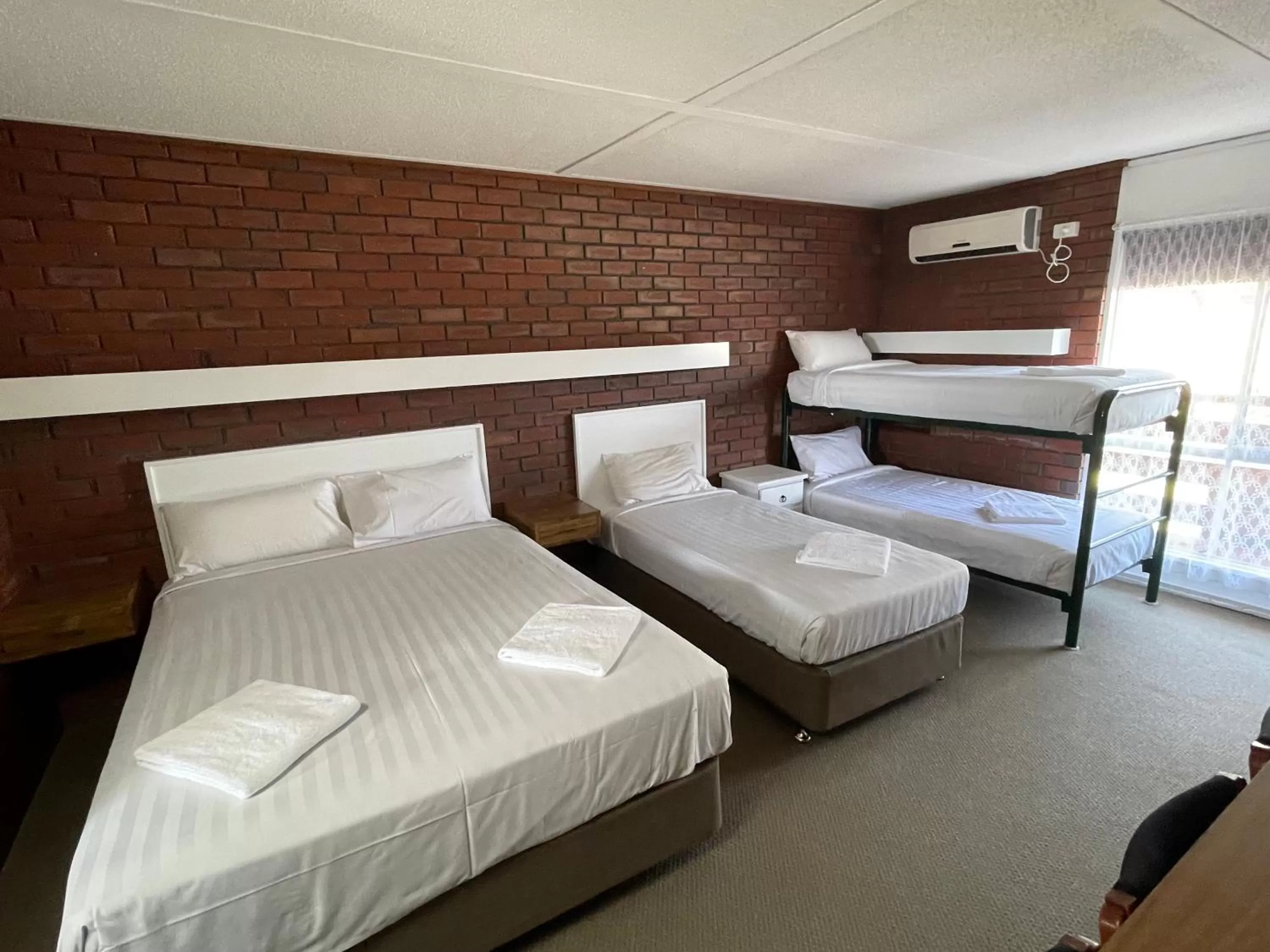 Bed in Mid City Plantation Motel