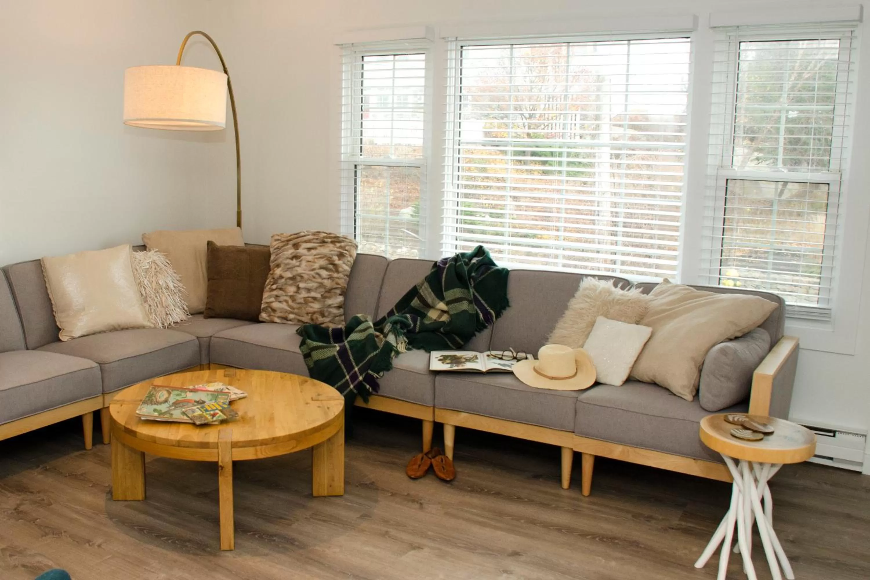 Photo of the whole room, Seating Area in ViewPoint Hotel