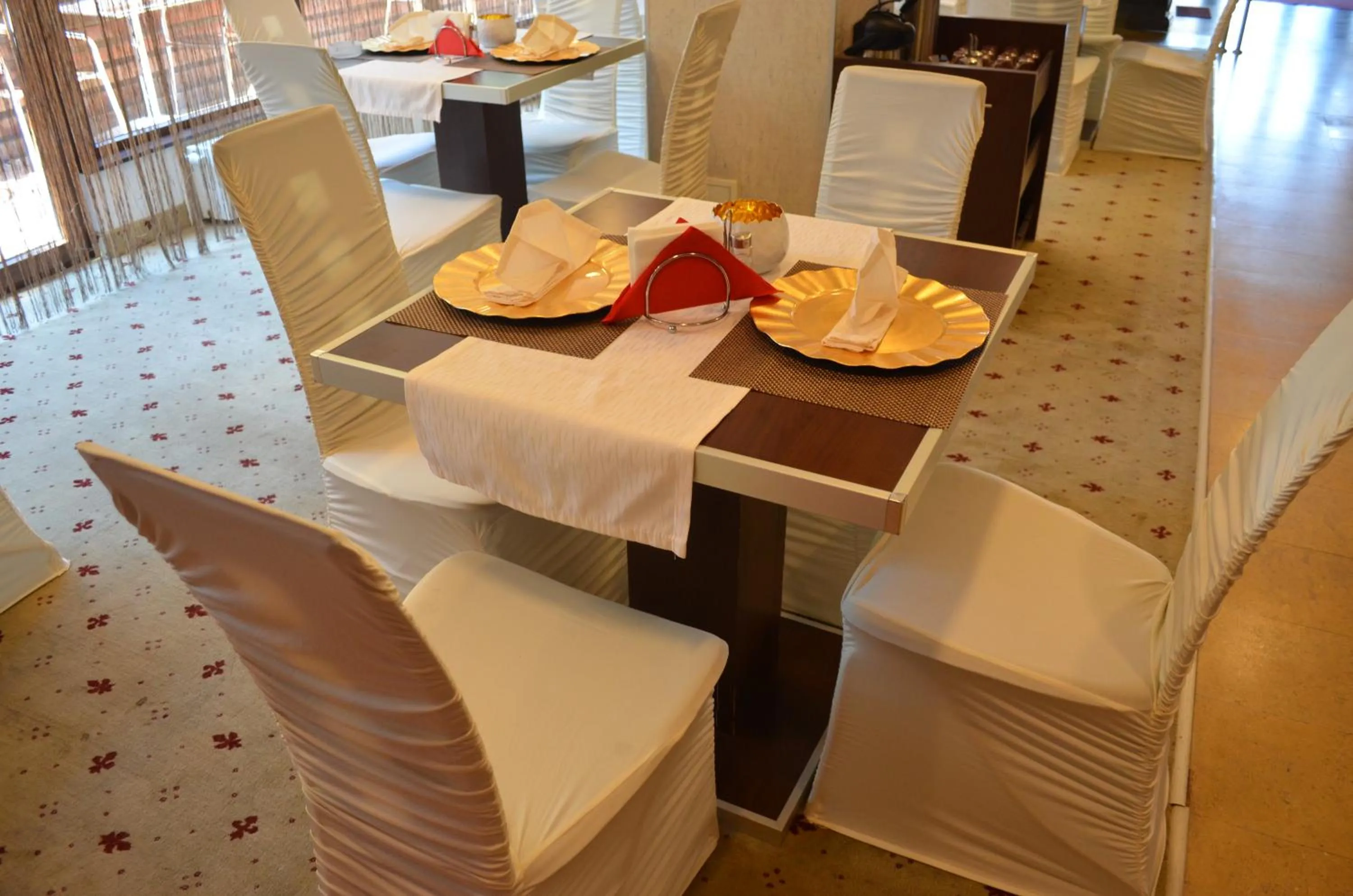 Restaurant/places to eat in Hotel Premier