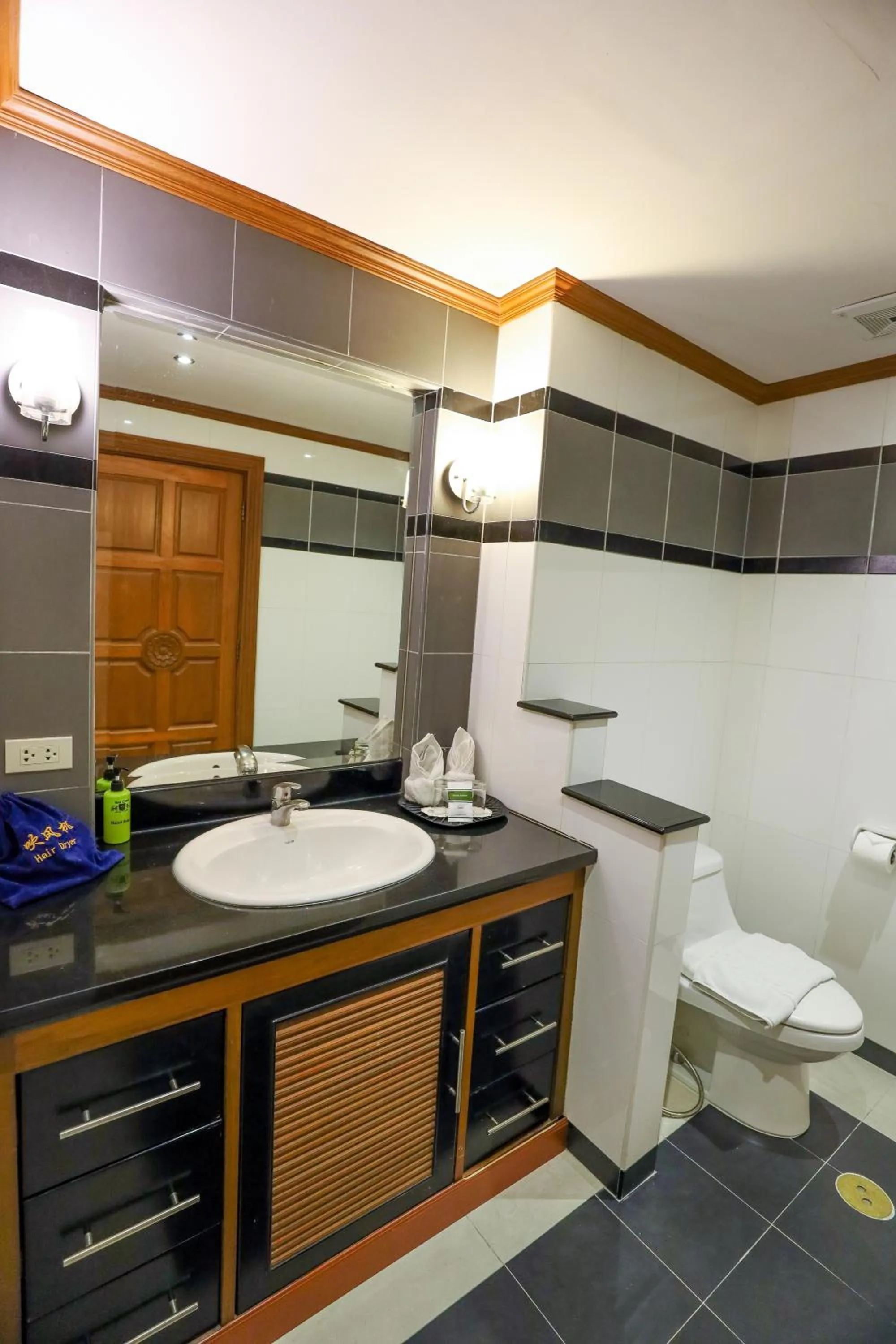 Toilet in Tara Court Hotel