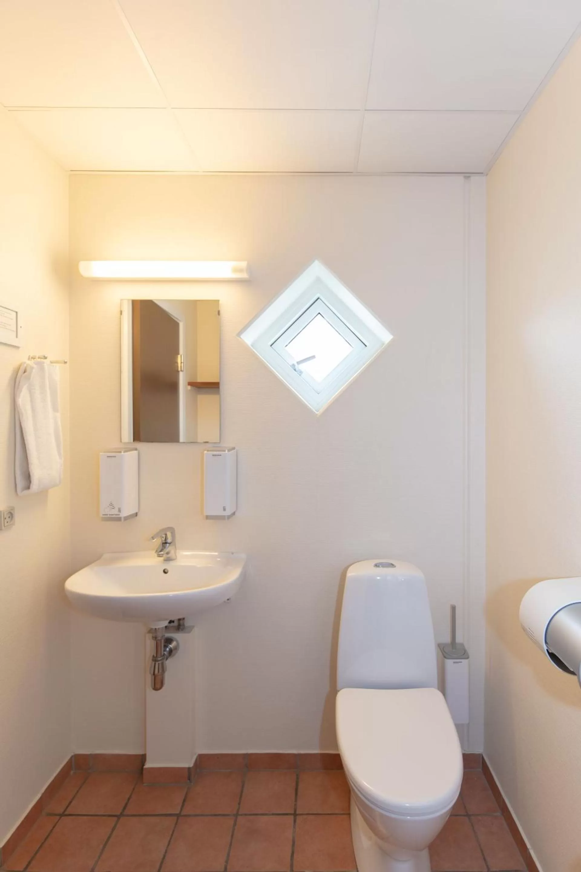 Bathroom in Foldens Hotel