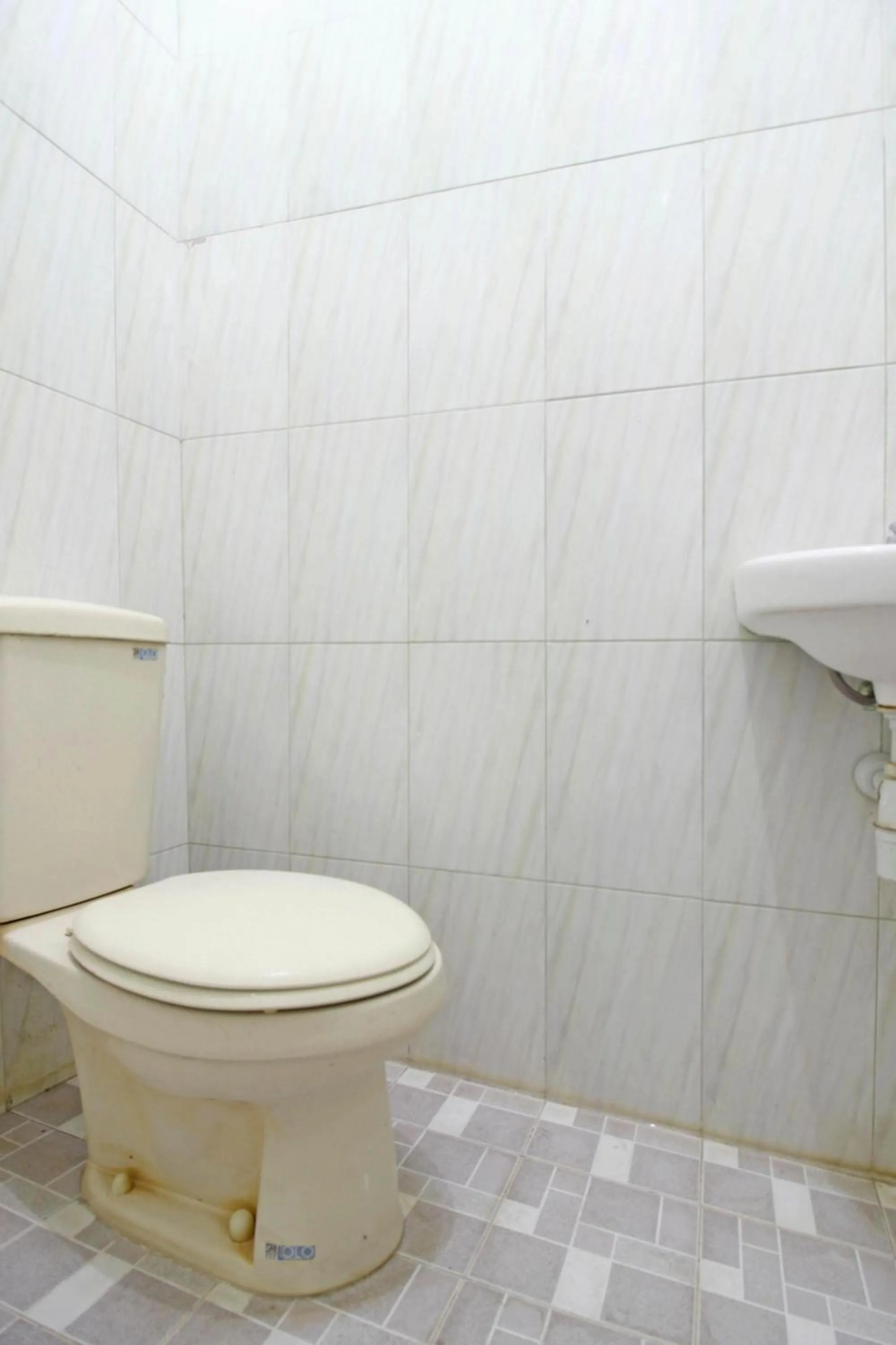 Bathroom in RedDoorz near Pojok Beteng Prawirotaman