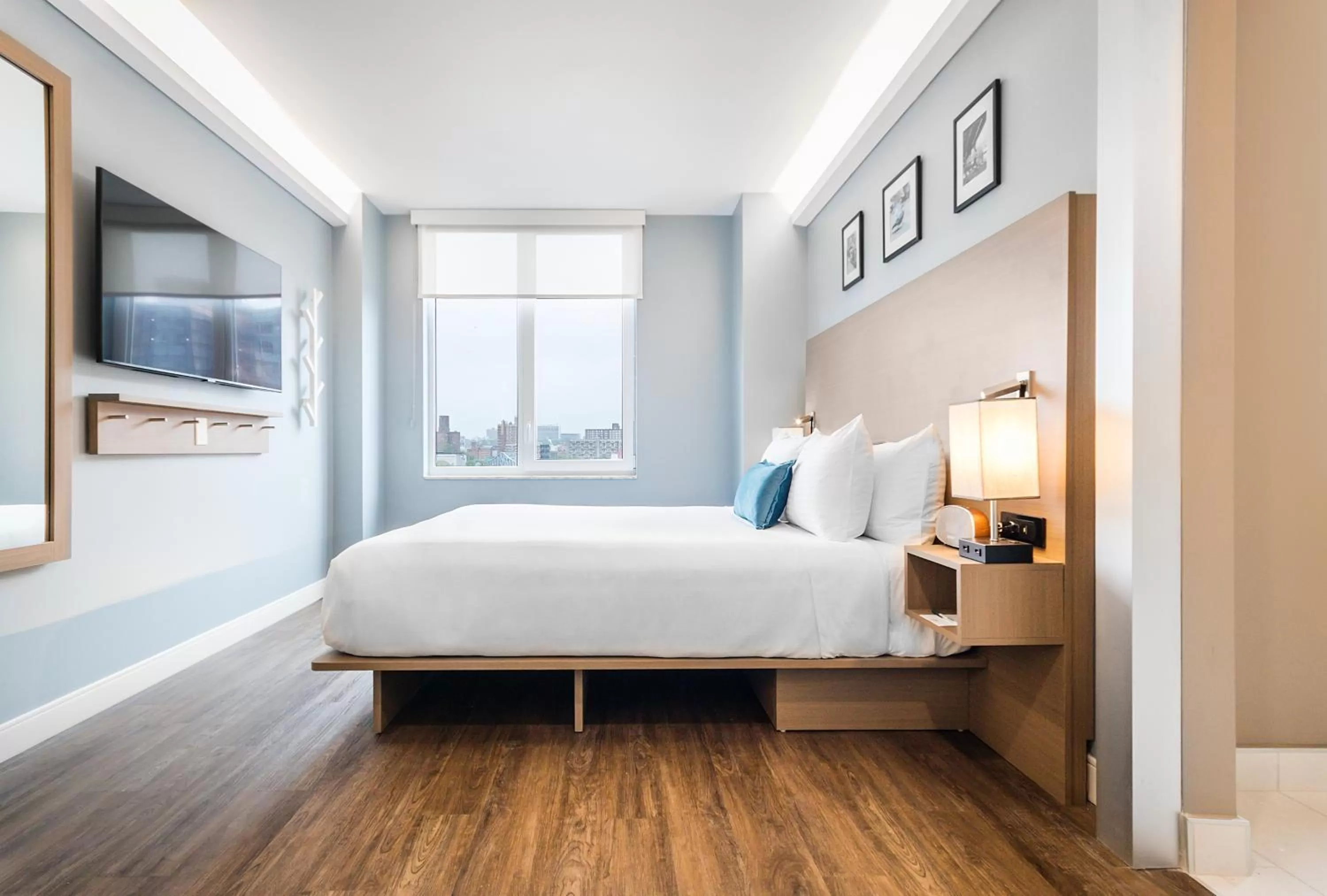 Bed in Wingate by Wyndham Bronx Haven Park