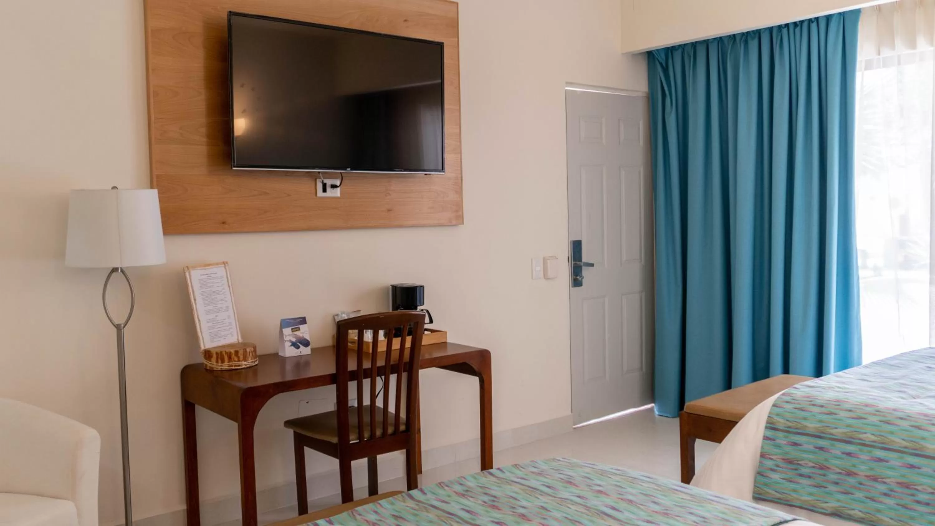 TV and multimedia, Bed in The Westmarine Waterfront Hotel