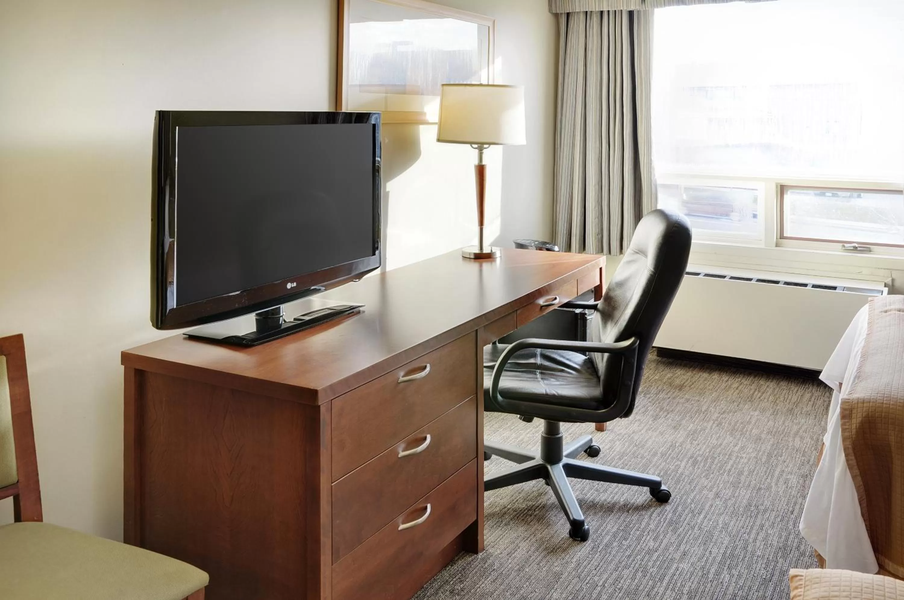 TV and multimedia in Travelodge Hotel by Wyndham Vancouver Airport