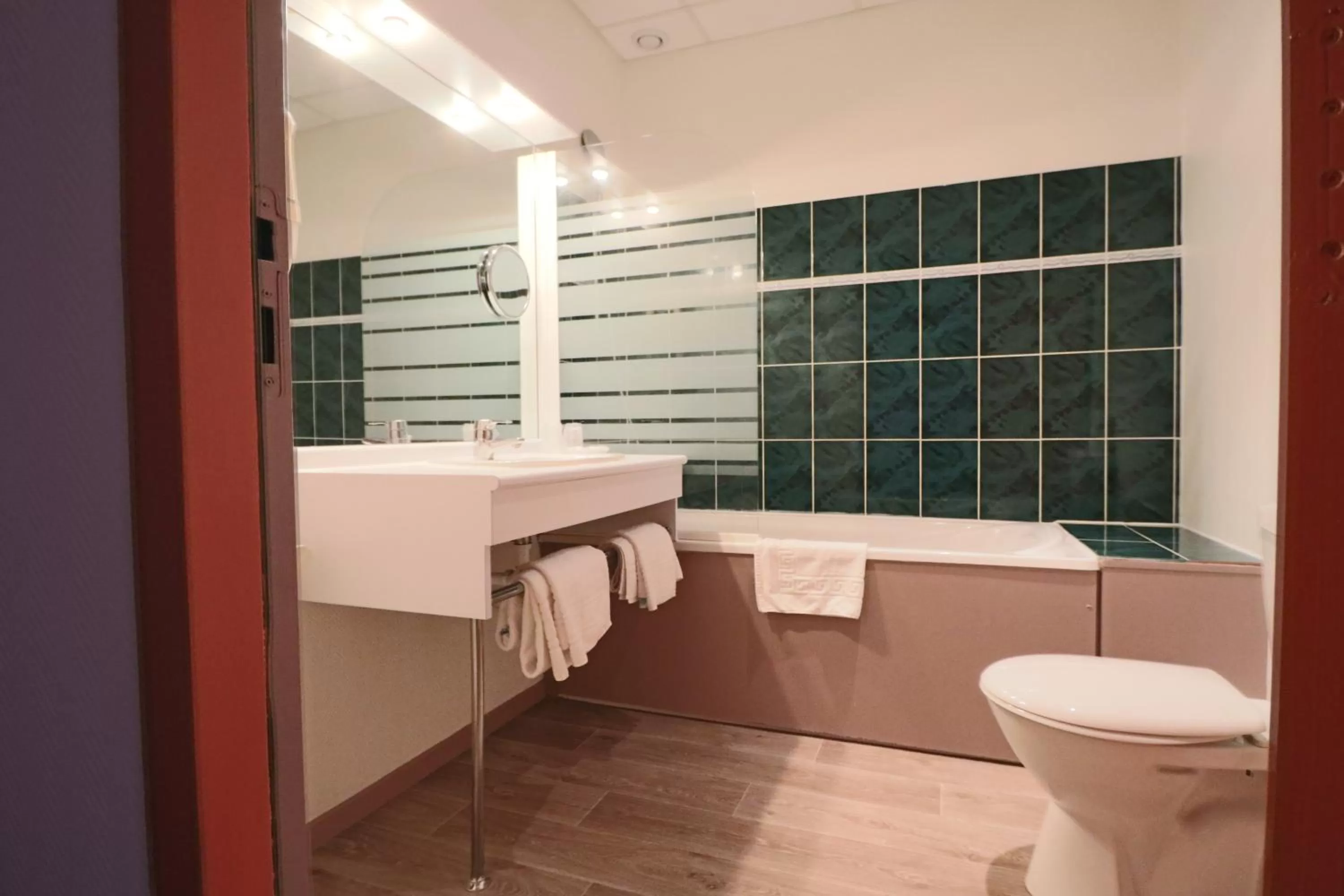 Bathroom in Logis-Hôtel des Oliviers