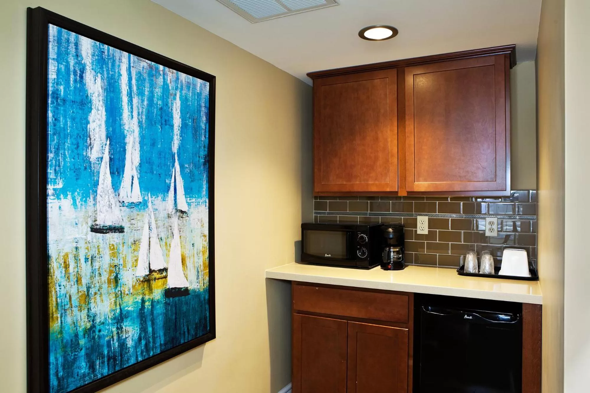 Kitchen or kitchenette in Pacific Shores Inn