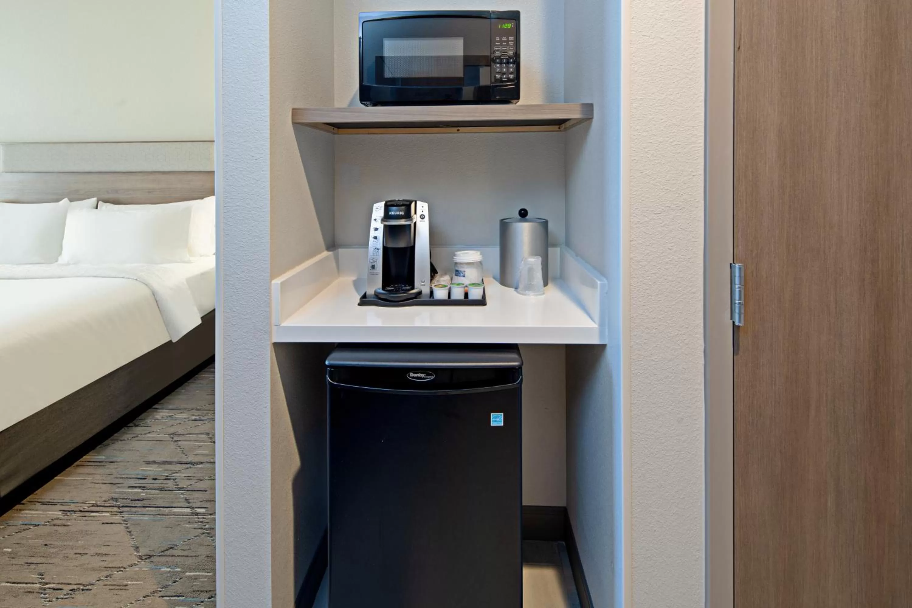 Bed in Holiday Inn Express & Suites Palm Desert - Millennium by IHG