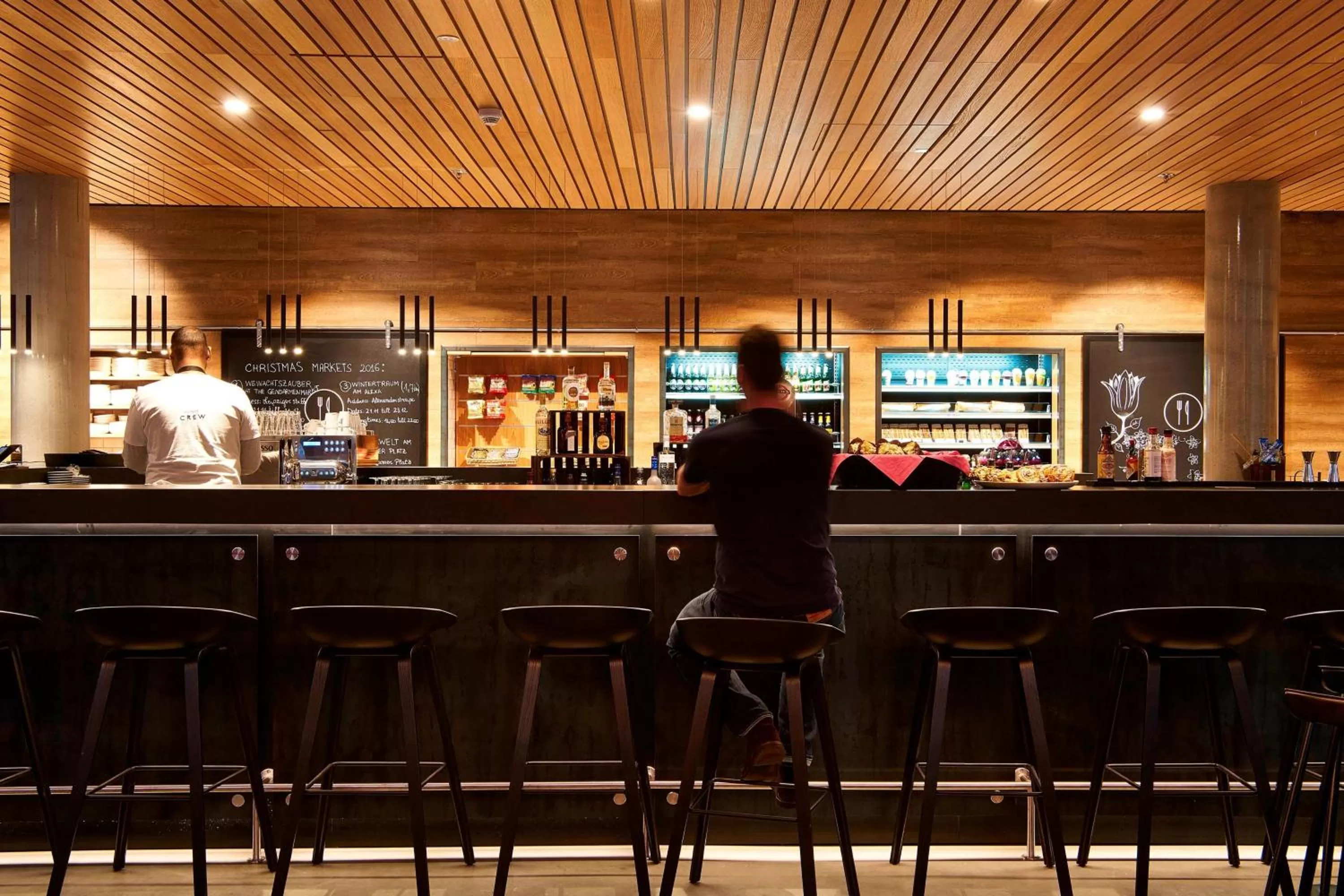 Lounge or bar in Moxy Berlin Ostbahnhof