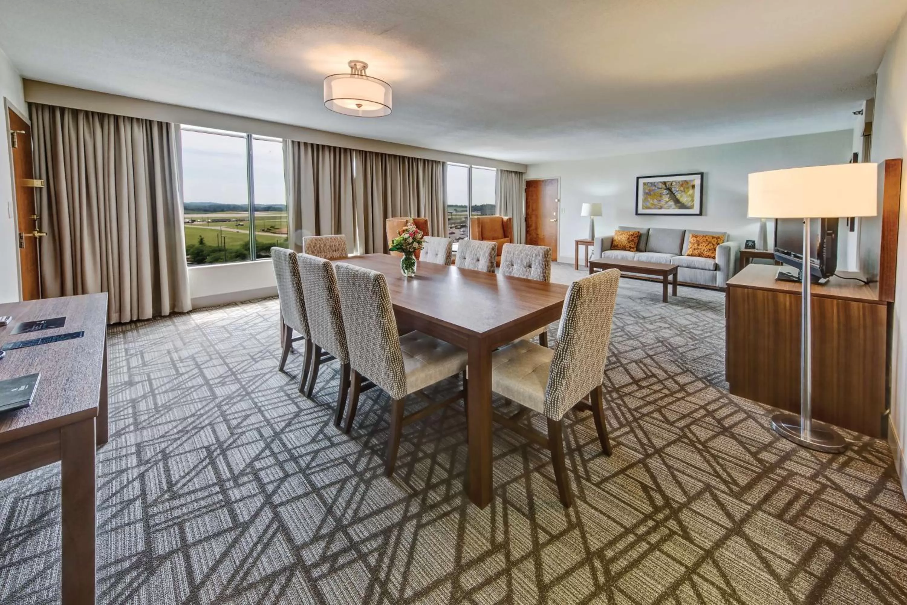 Bedroom in Hilton Knoxville Airport