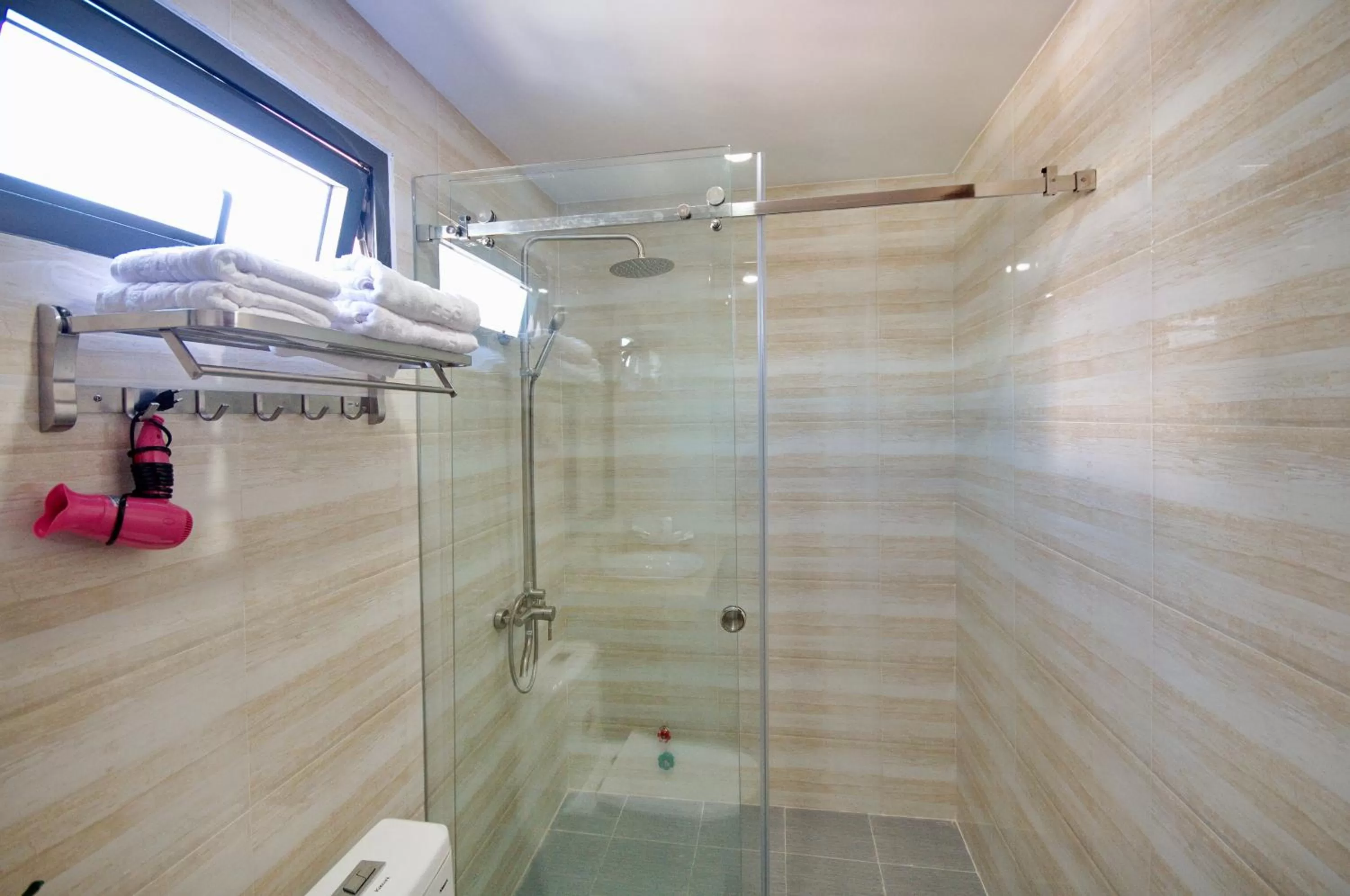 Shower in Harvey Hotel & Apartments