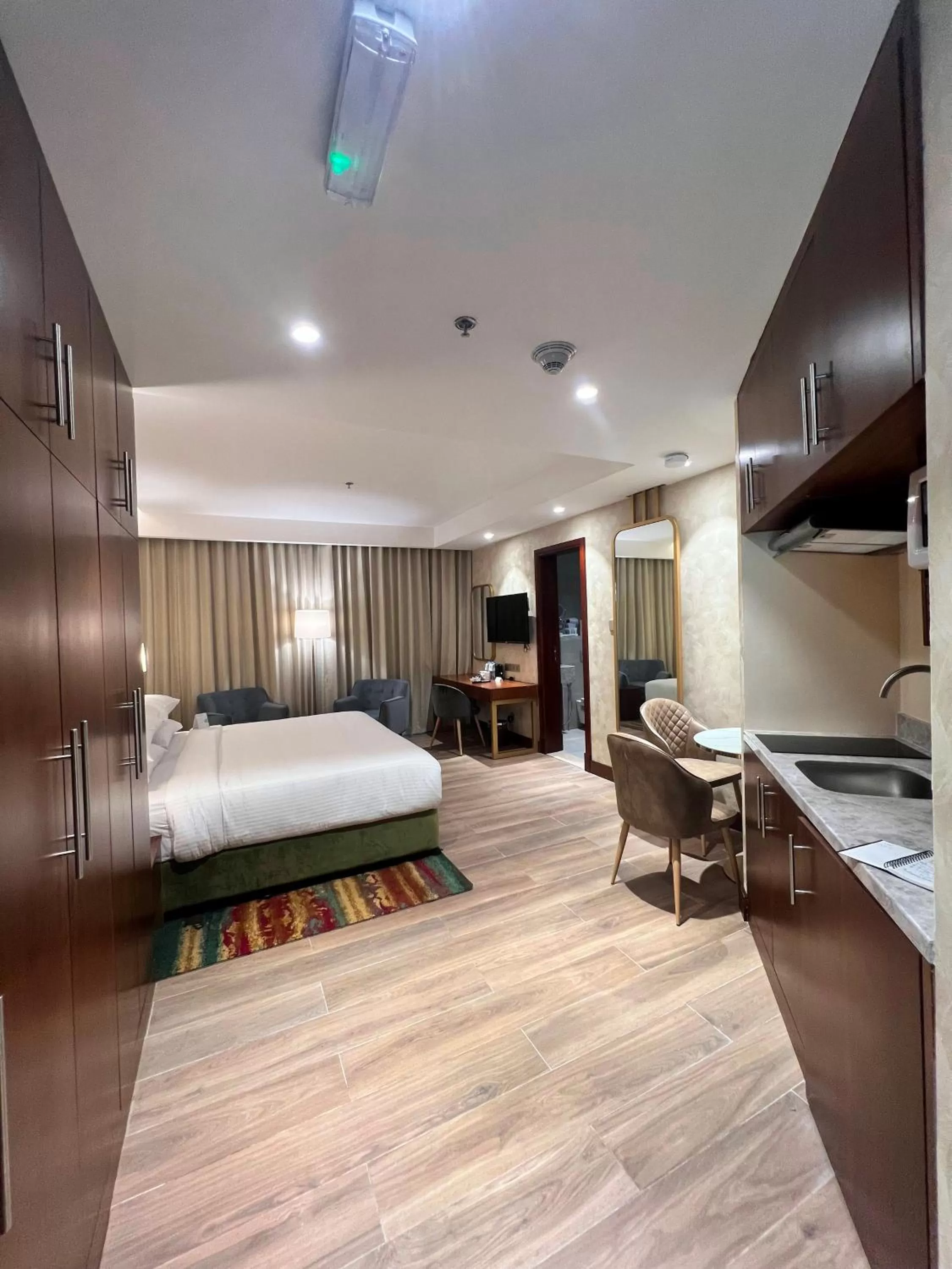 Kitchen or kitchenette, Bed in City Seasons Suites