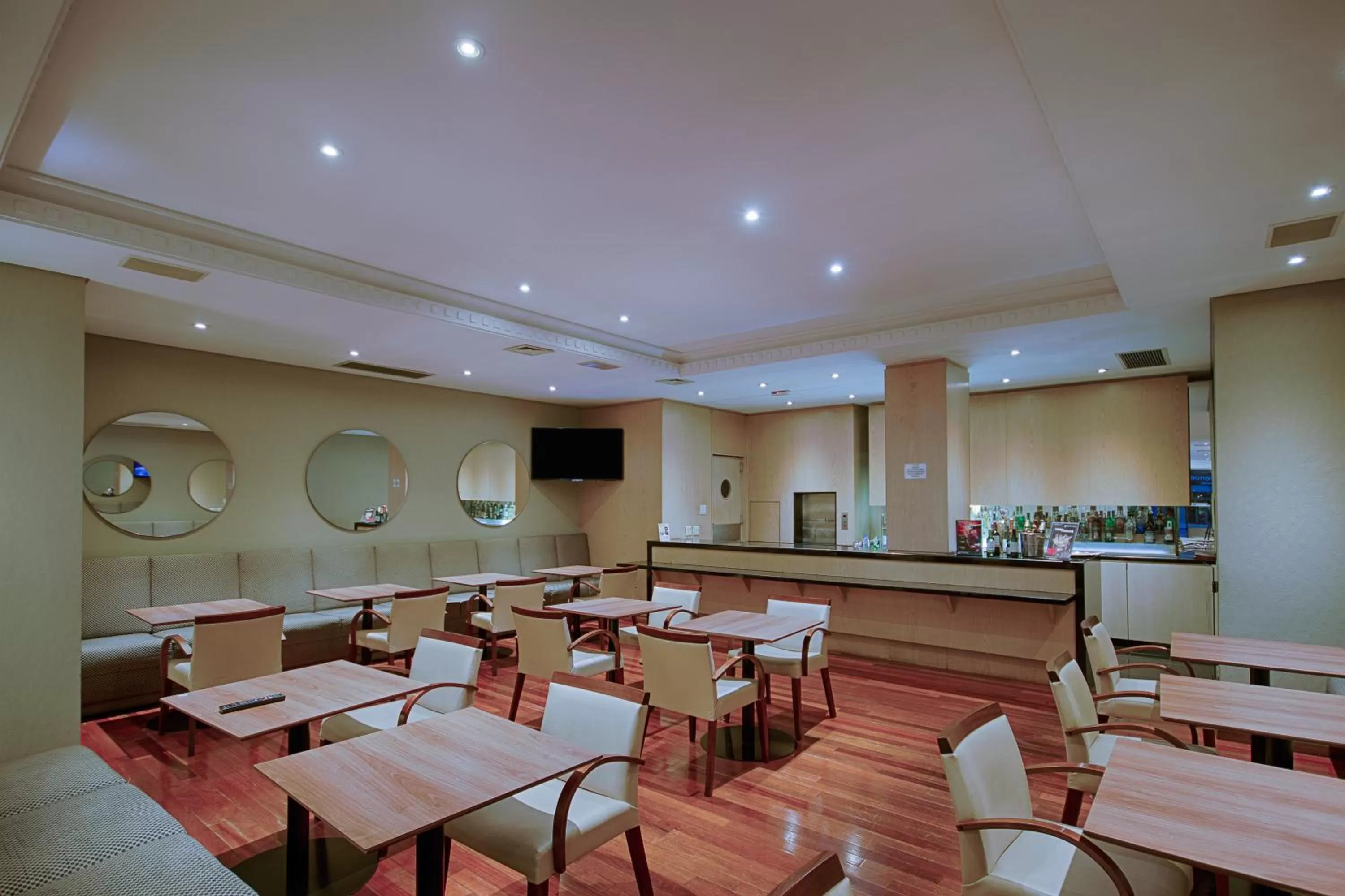 Lounge or bar in Hotel Victoria Villa Curitiba by Nacional Inn