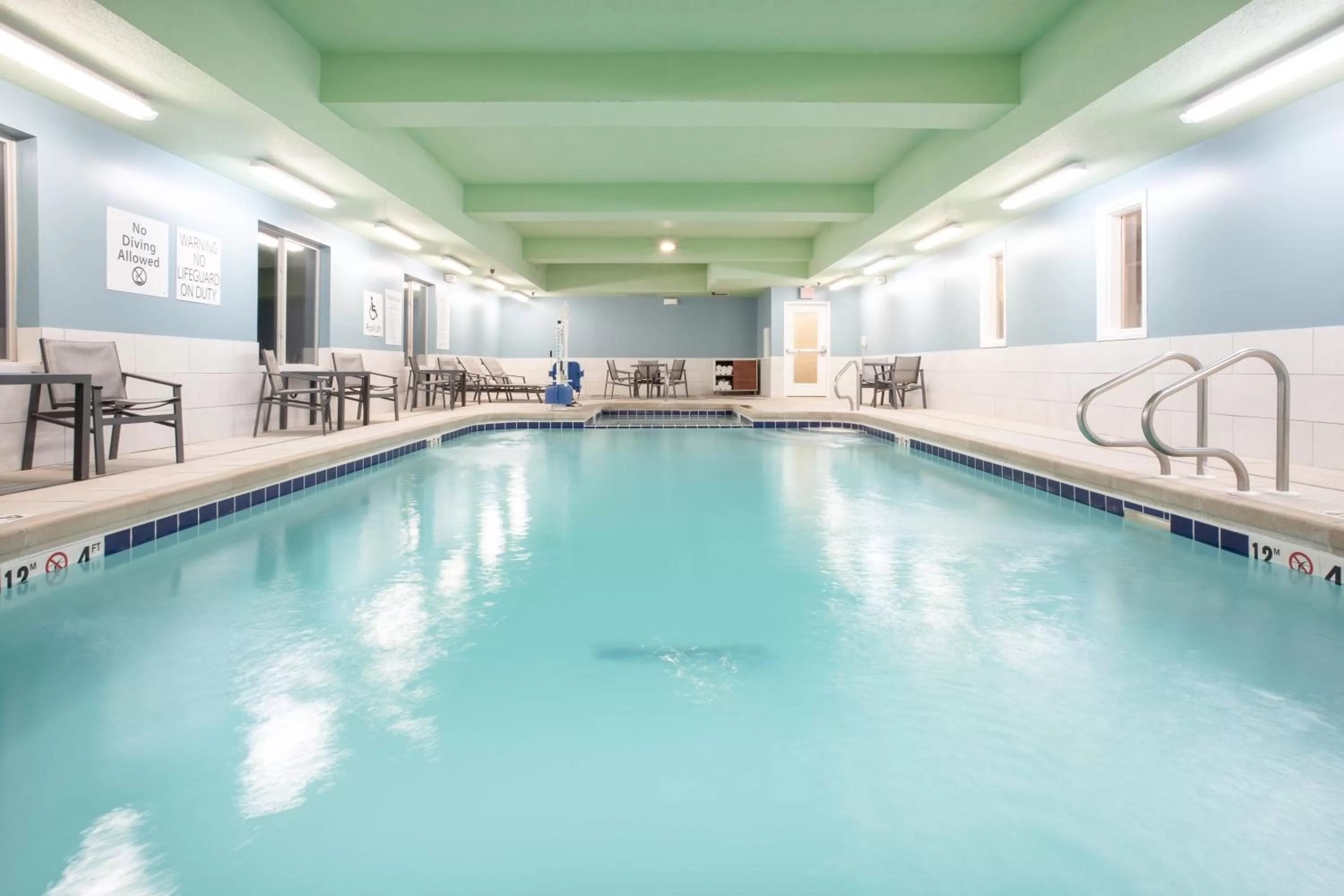 Swimming pool in Holiday Inn Express & Suites Manhattan by IHG