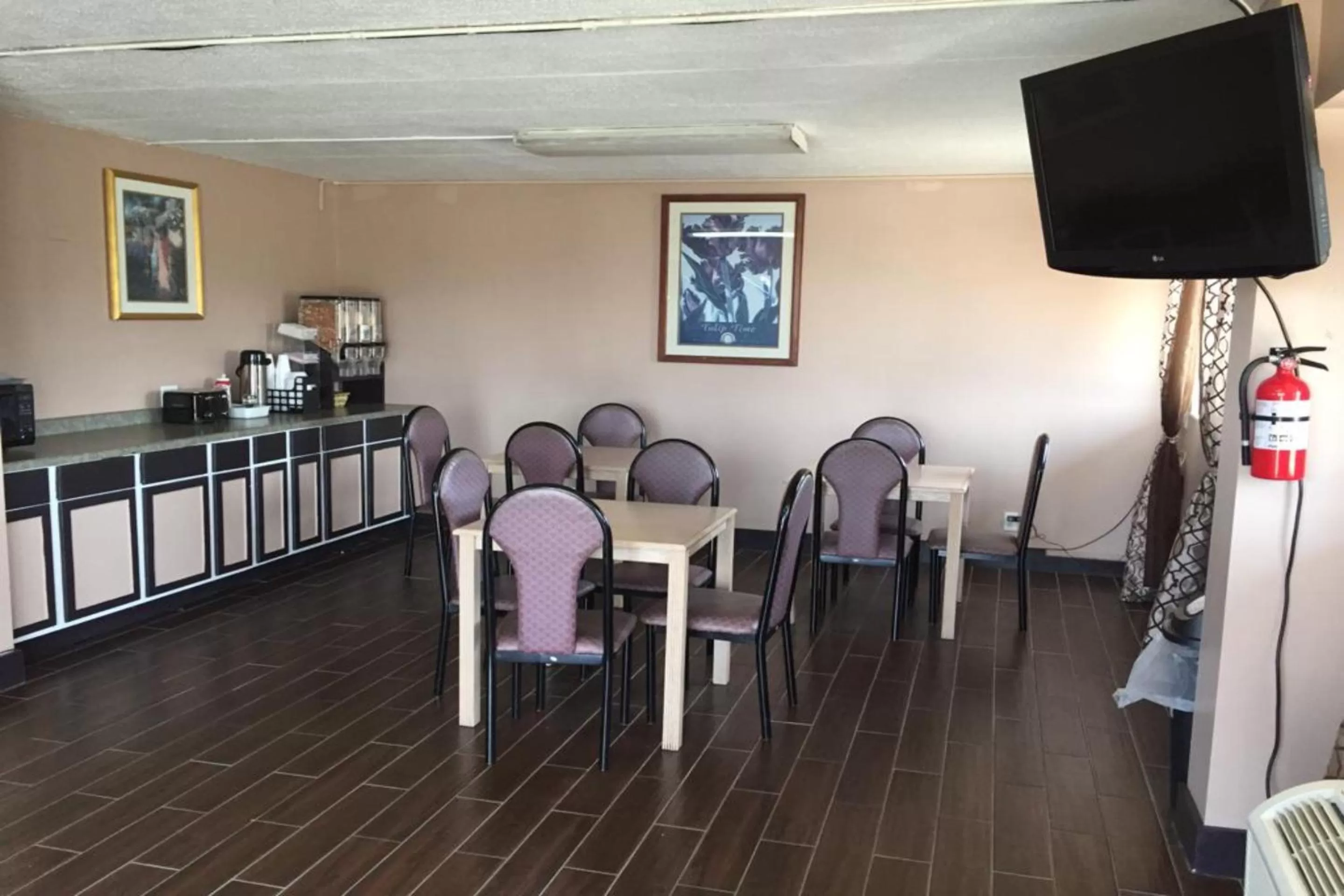 Breakfast in Economy Inn of Holland