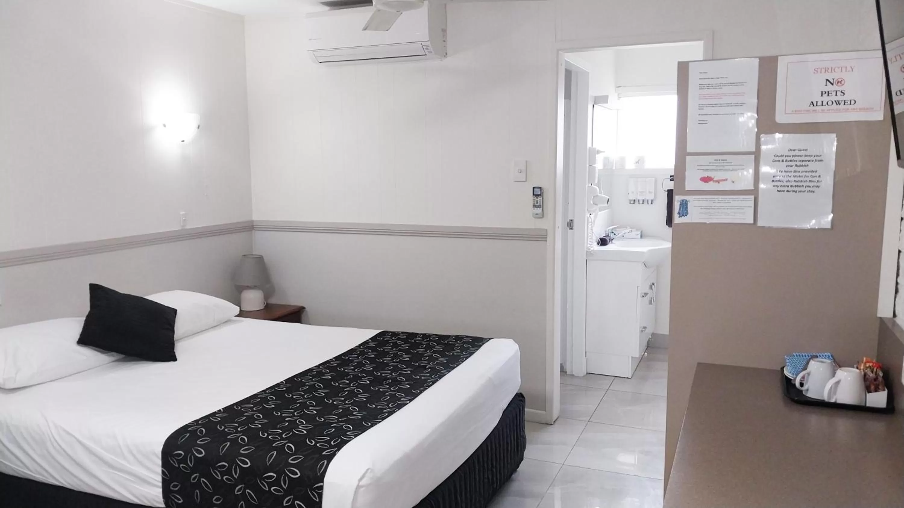 Bedroom, Bed in Miners Lodge Motor Inn