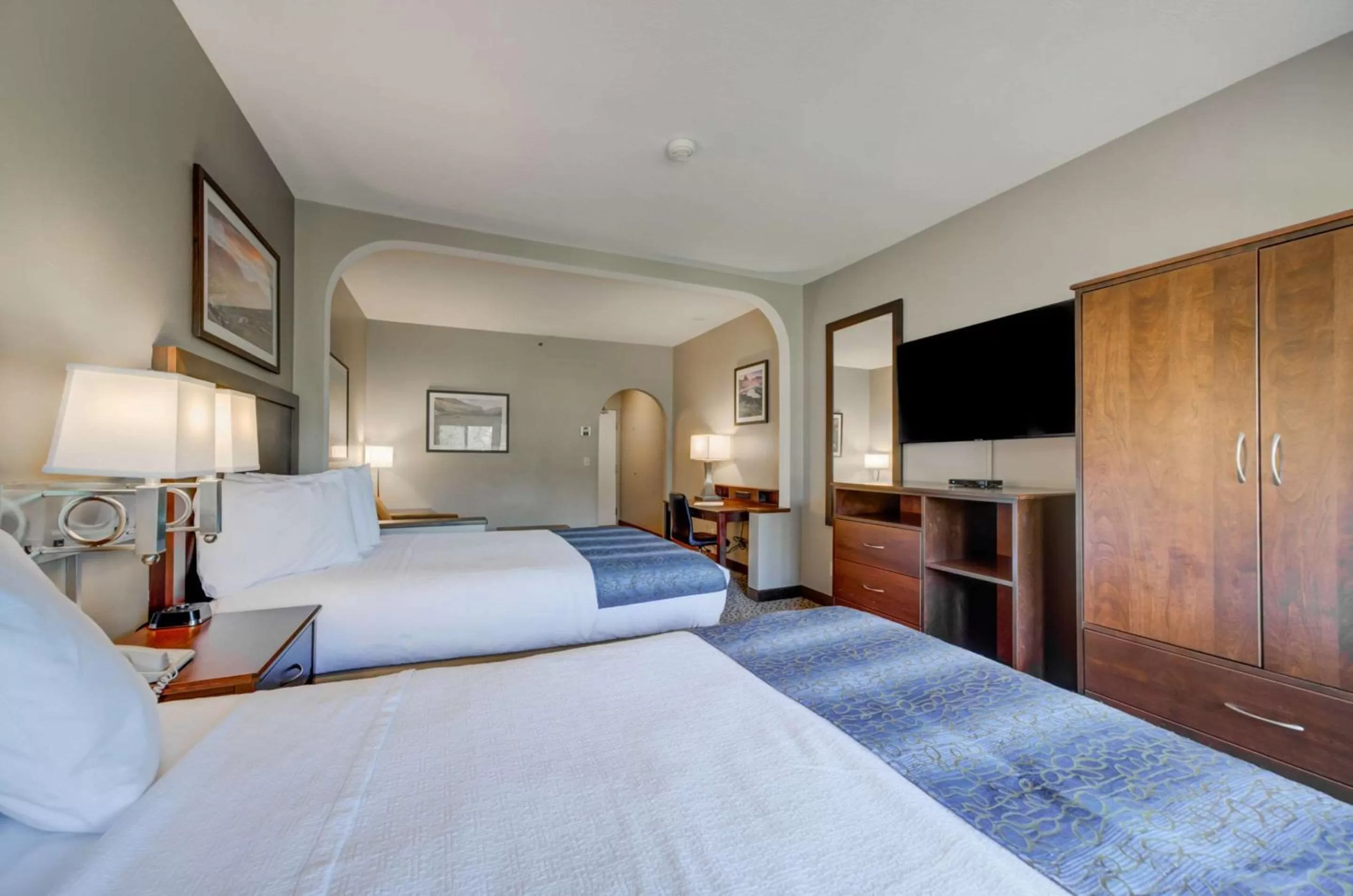 TV and multimedia, Bed in Whitefish Riverfront Hotel