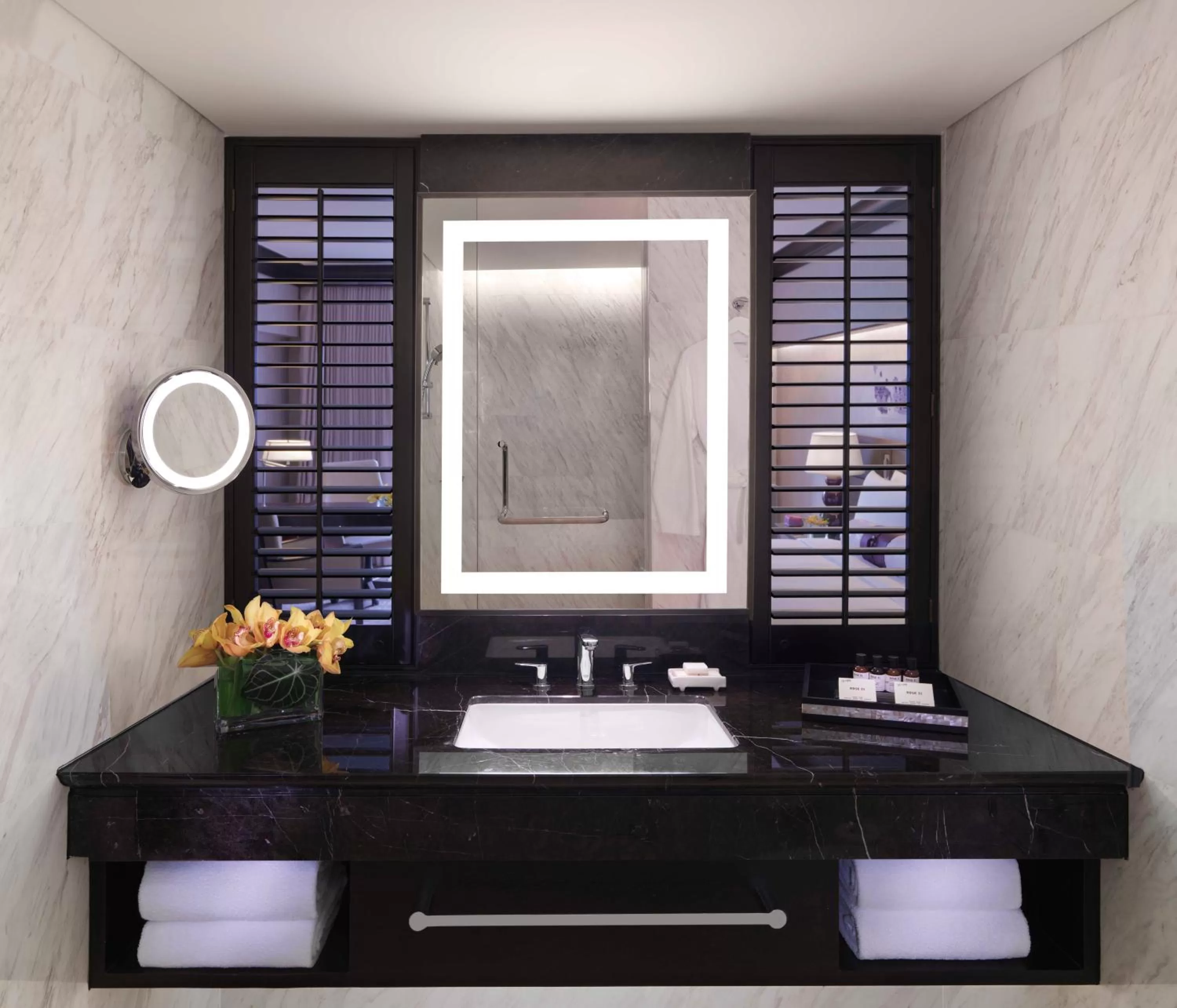 Bathroom in Fairmont Singapore