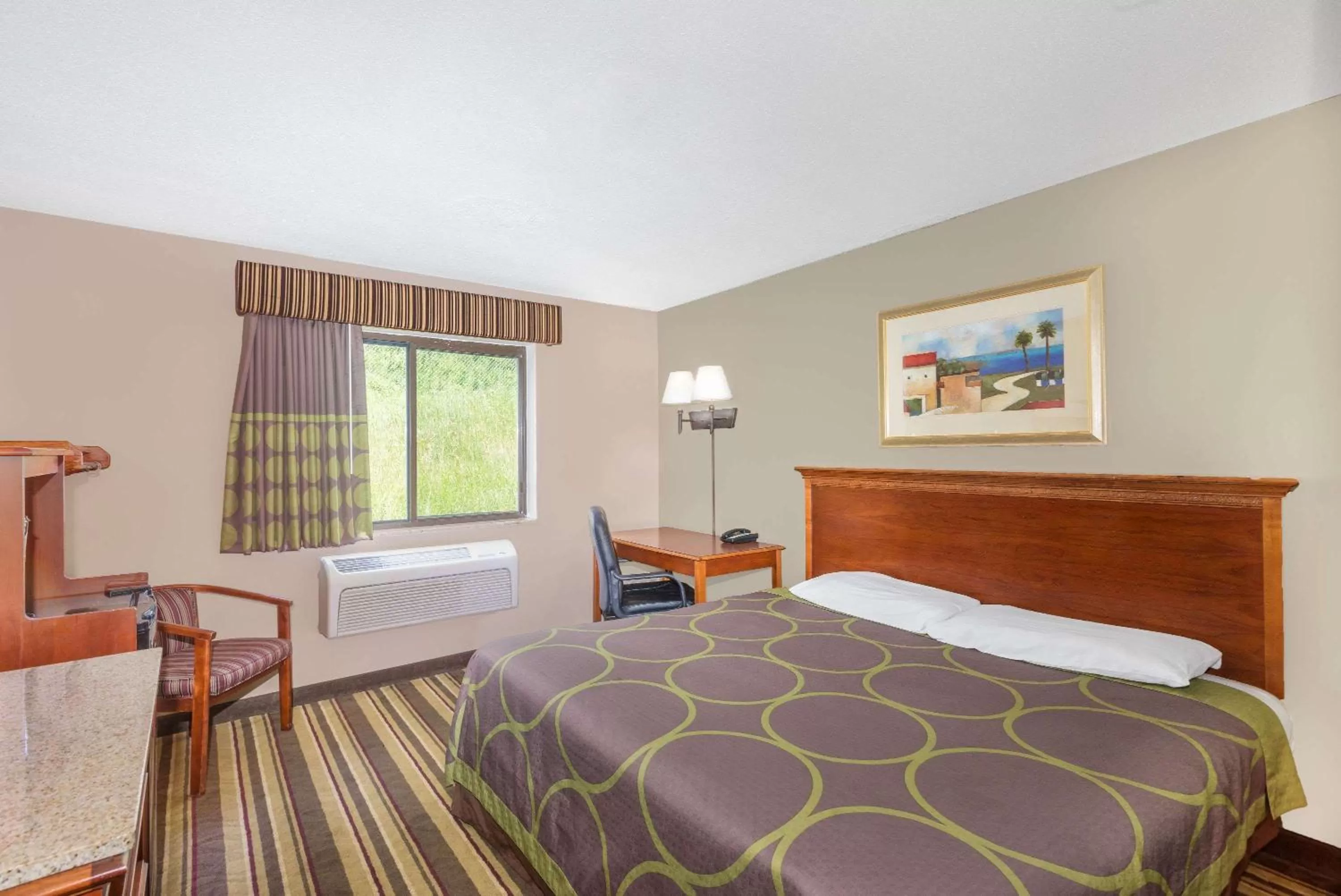 Photo of the whole room, Bed in Super 8 by Wyndham Tilton/Lake Winnipesaukee