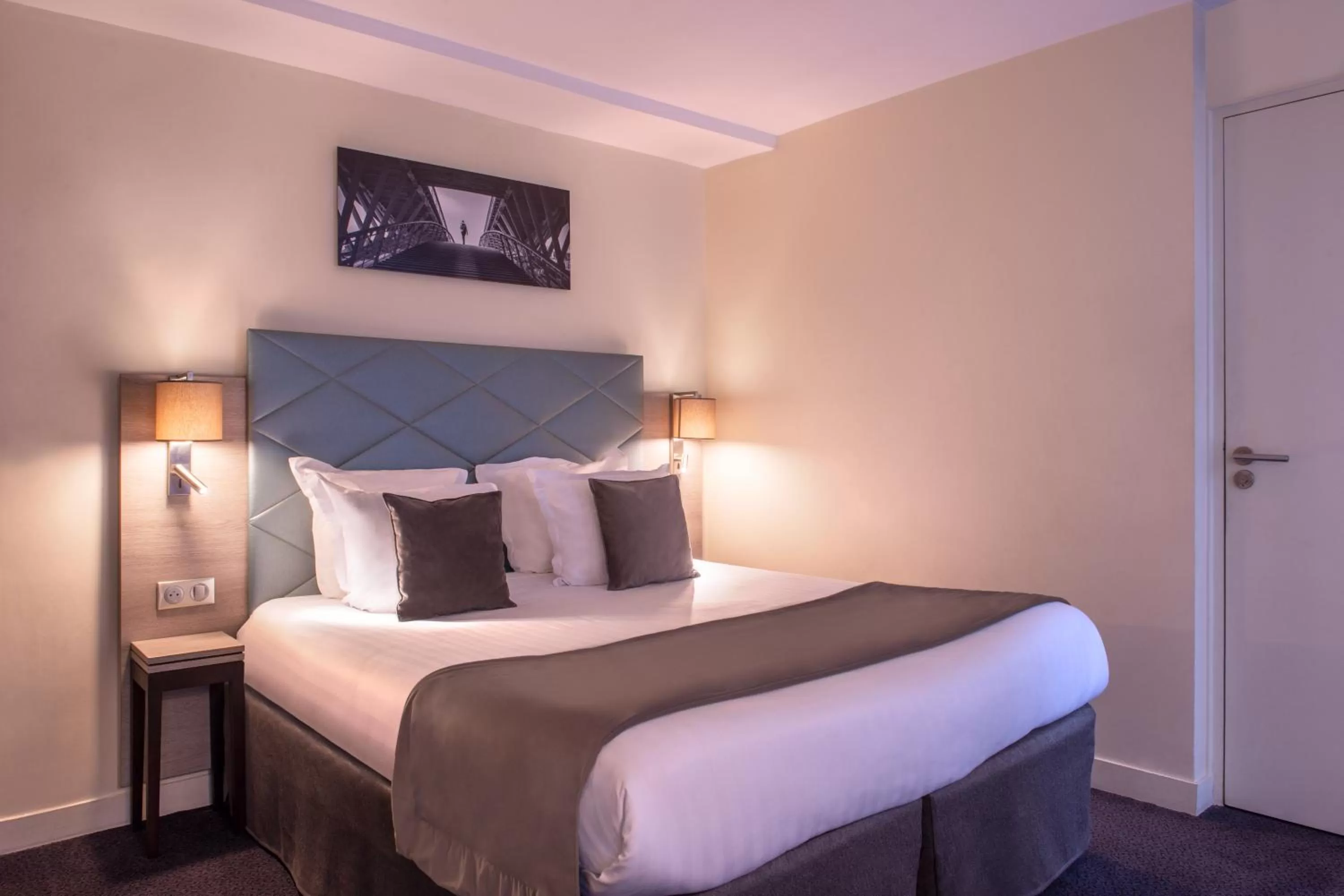 Bed in Hôtel Aston Paris