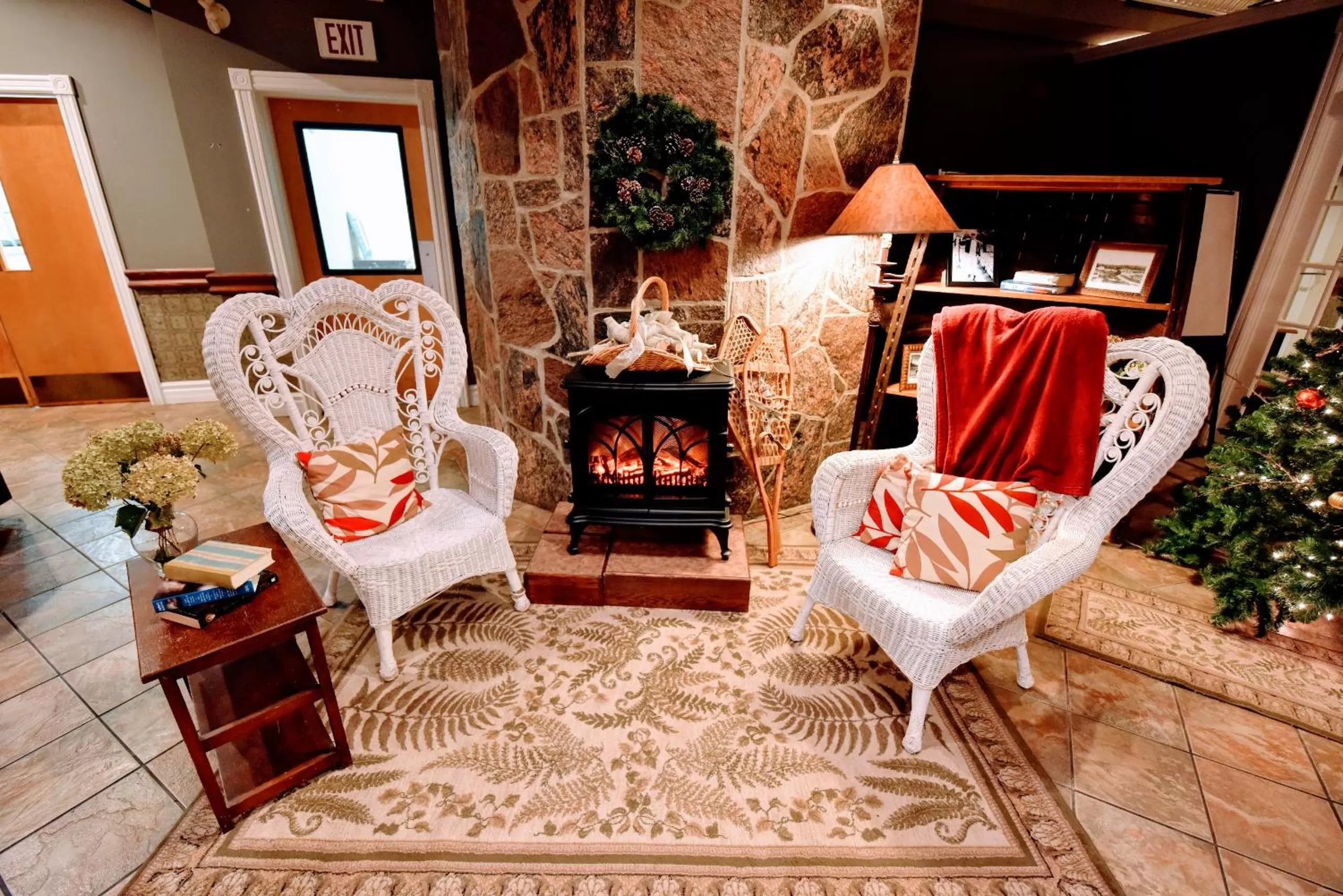 Lounge or bar in Burleigh Falls Inn