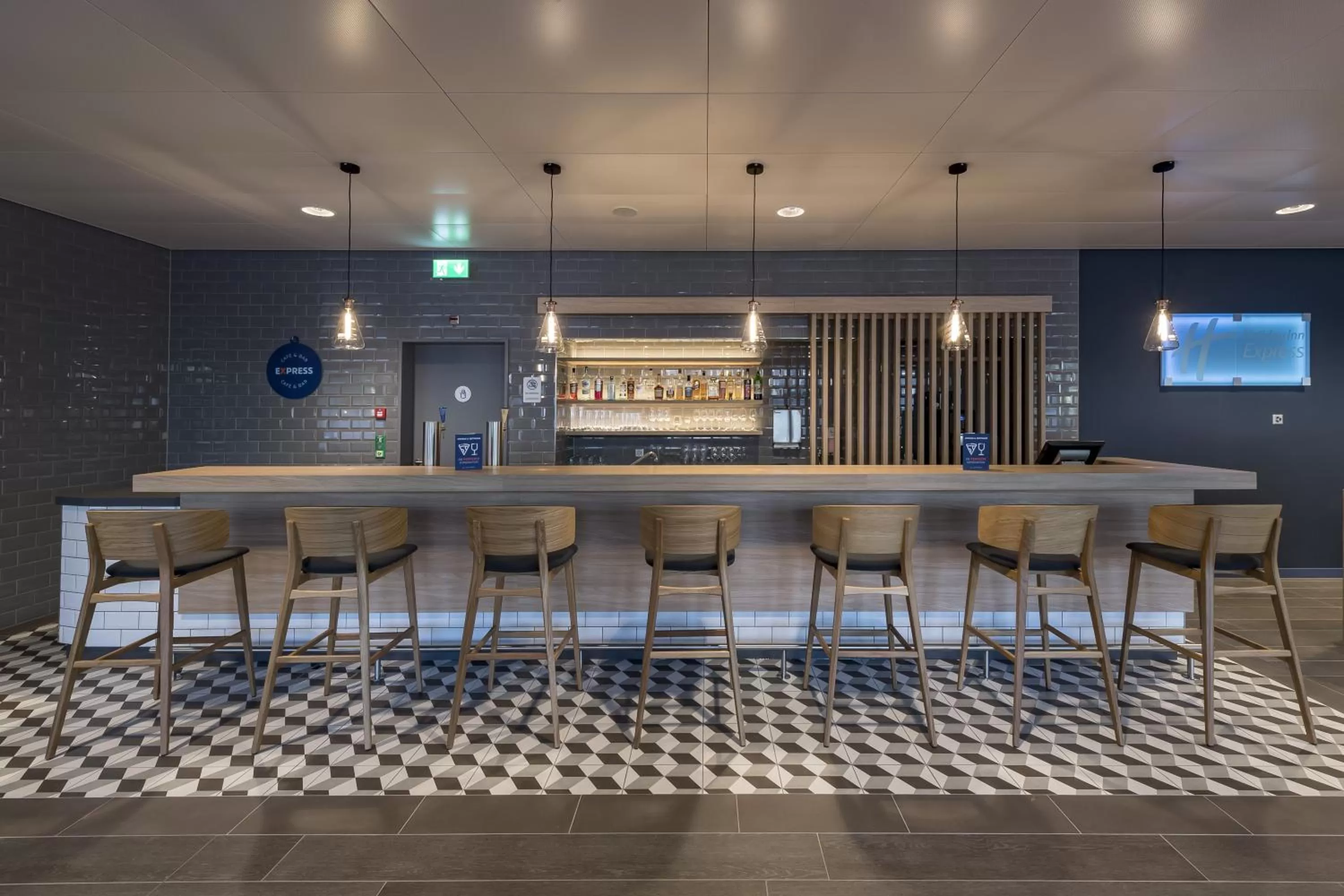 Lounge or bar in Holiday Inn Express - Luzern - Kriens by IHG