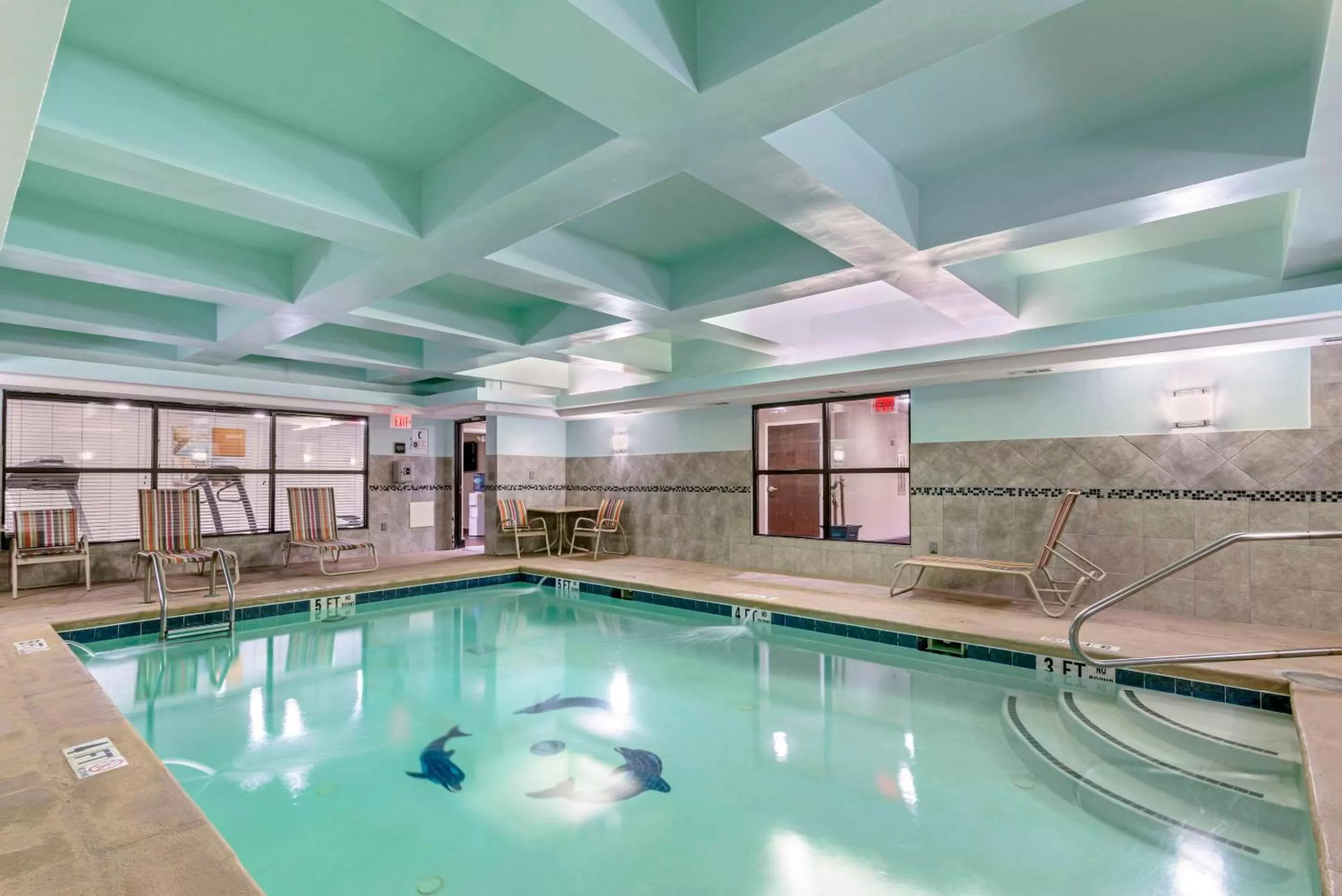 Swimming pool in Comfort Suites At Kennesaw State University