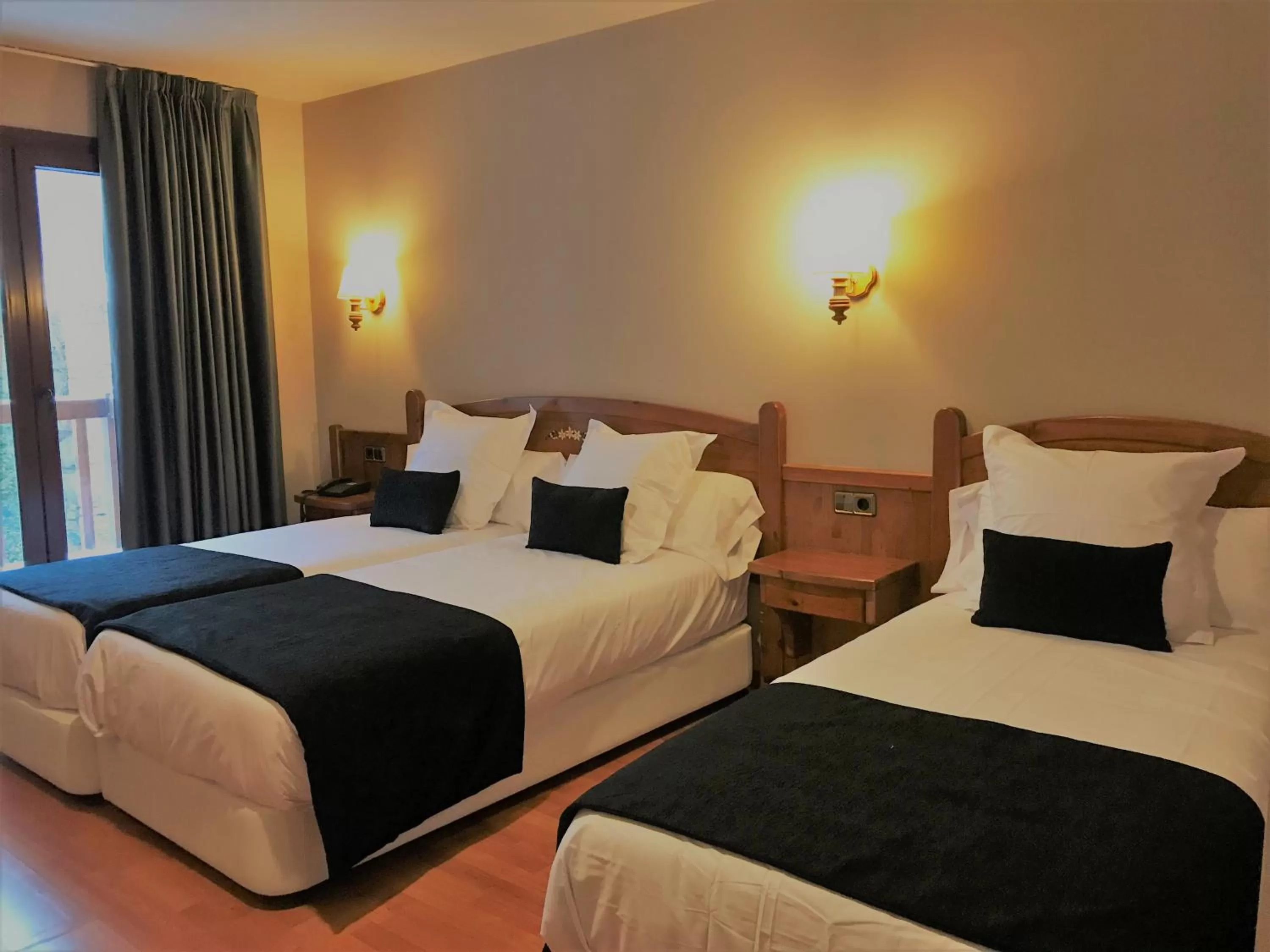 Photo of the whole room, Bed in Hotel & SPA Niunit