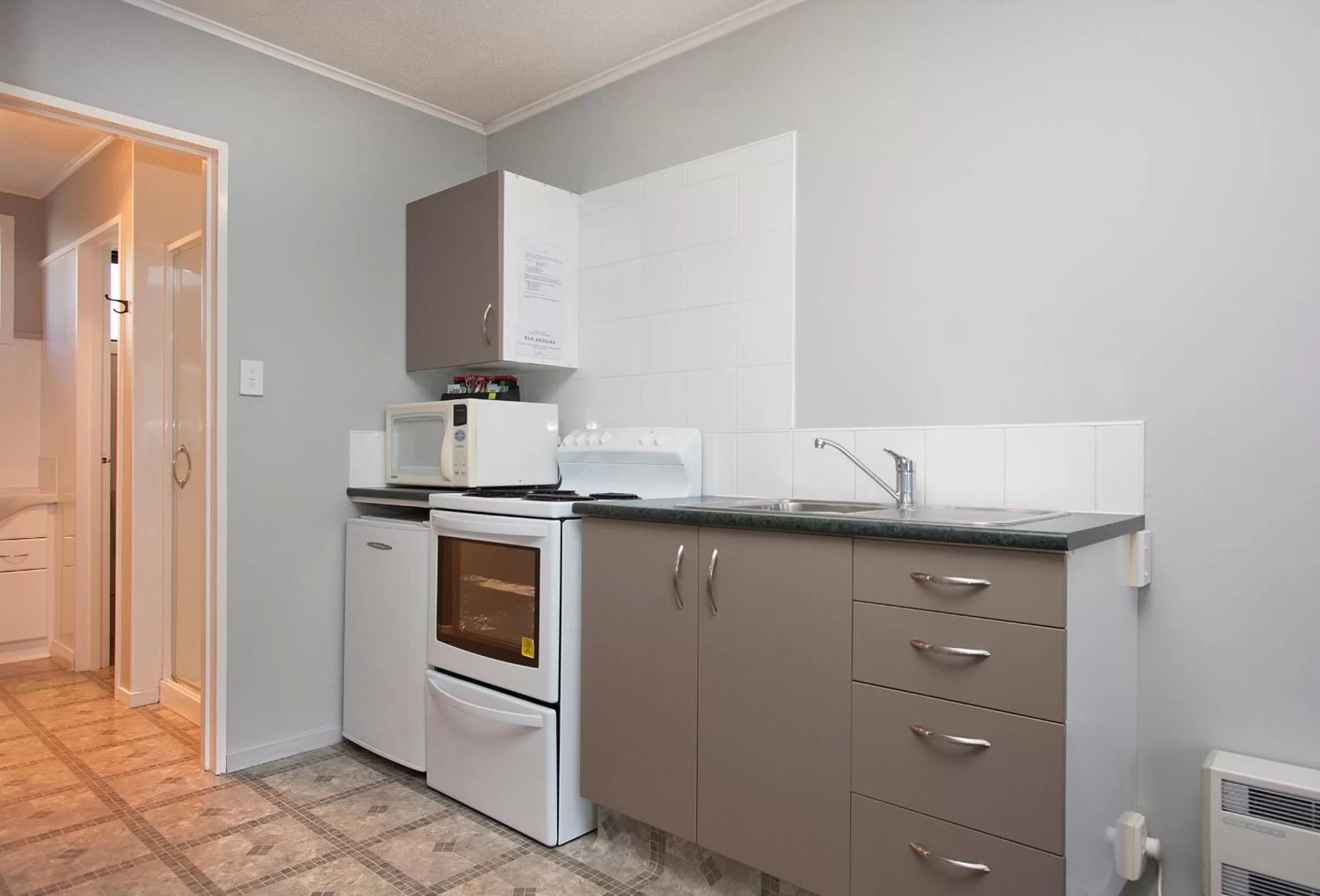 Kitchen or kitchenette in Coronation Park Motels