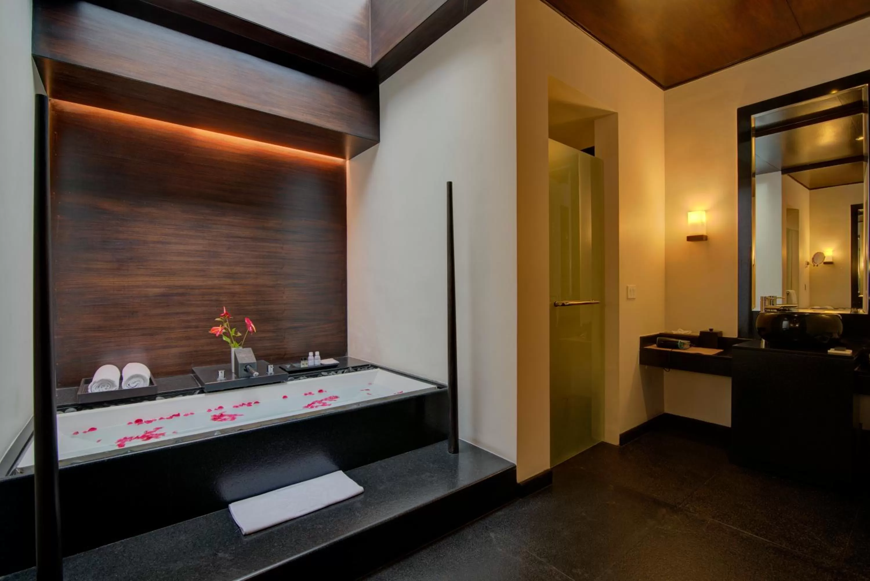 Bathroom, Bed in Taj Madikeri Resort & Spa Coorg