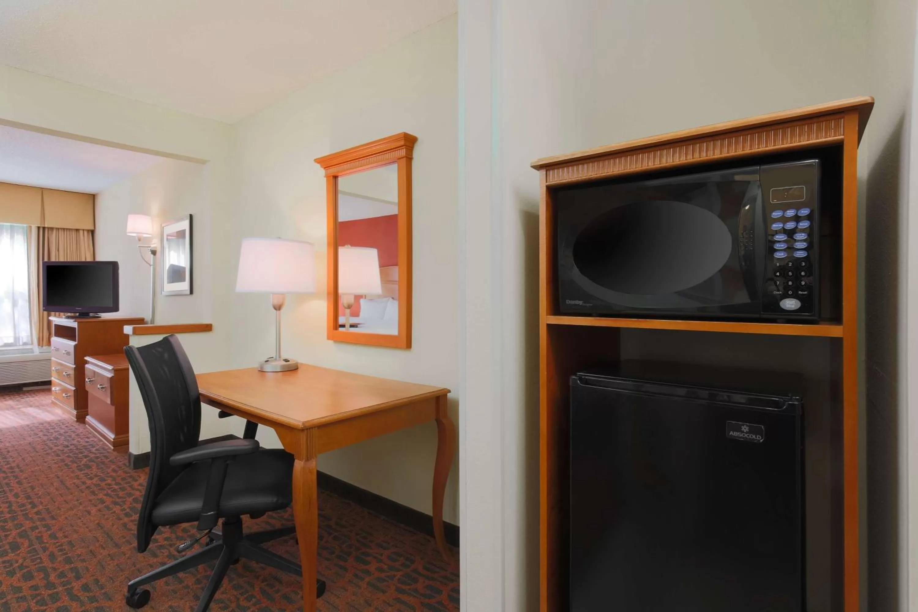 Bed, TV/Entertainment Center in Hampton Inn St. Louis/Fairview Heights