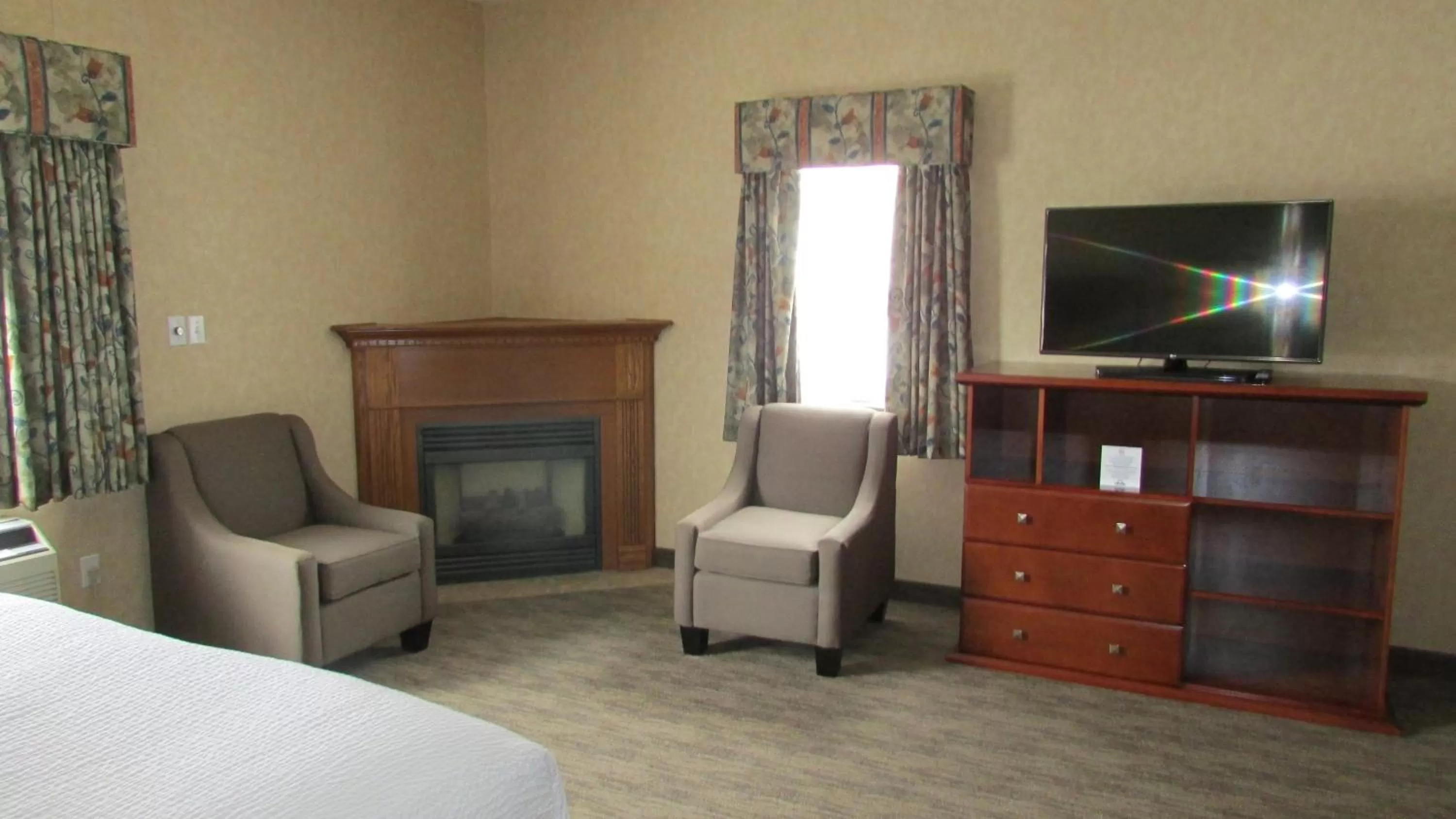 Seating area, Bed in Days Inn & Suites by Wyndham Brooks