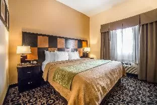 Queen Suite with Two Queen Beds - Non Smoking in Comfort Inn Ballard-Roosevelt