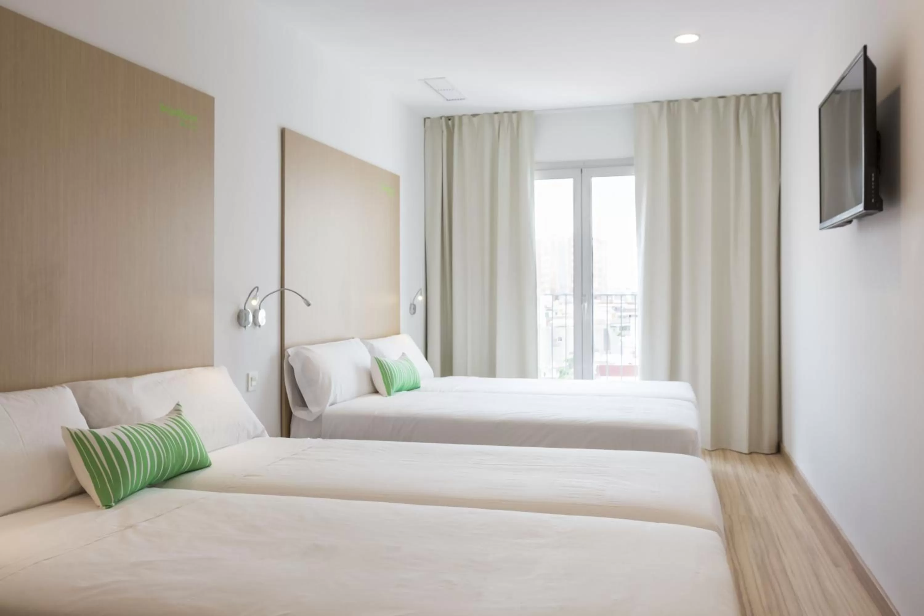 Photo of the whole room, Bed in SmartRoom Barcelona