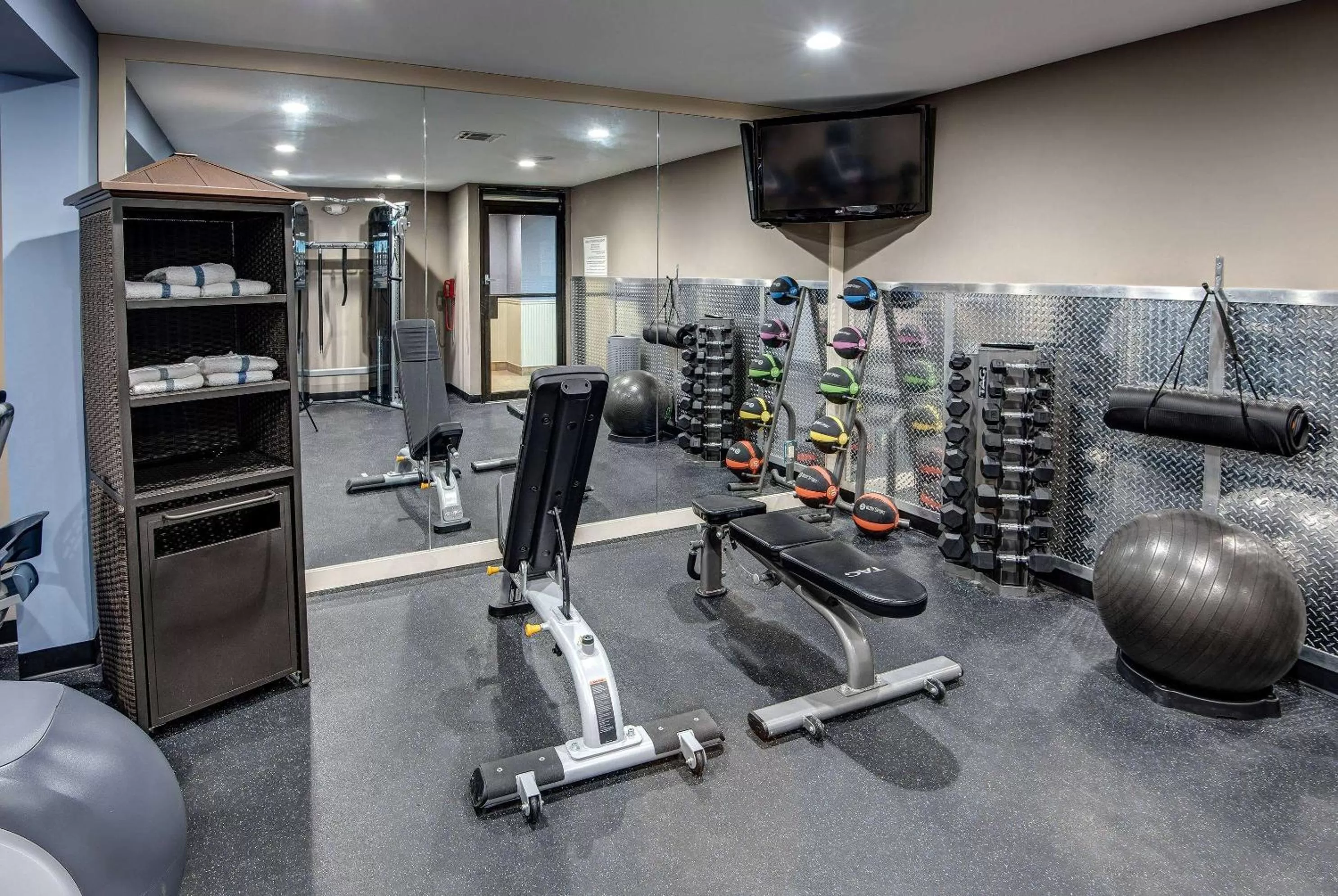 Fitness centre/facilities in Days Hotel by Wyndham Toms River Jersey Shore