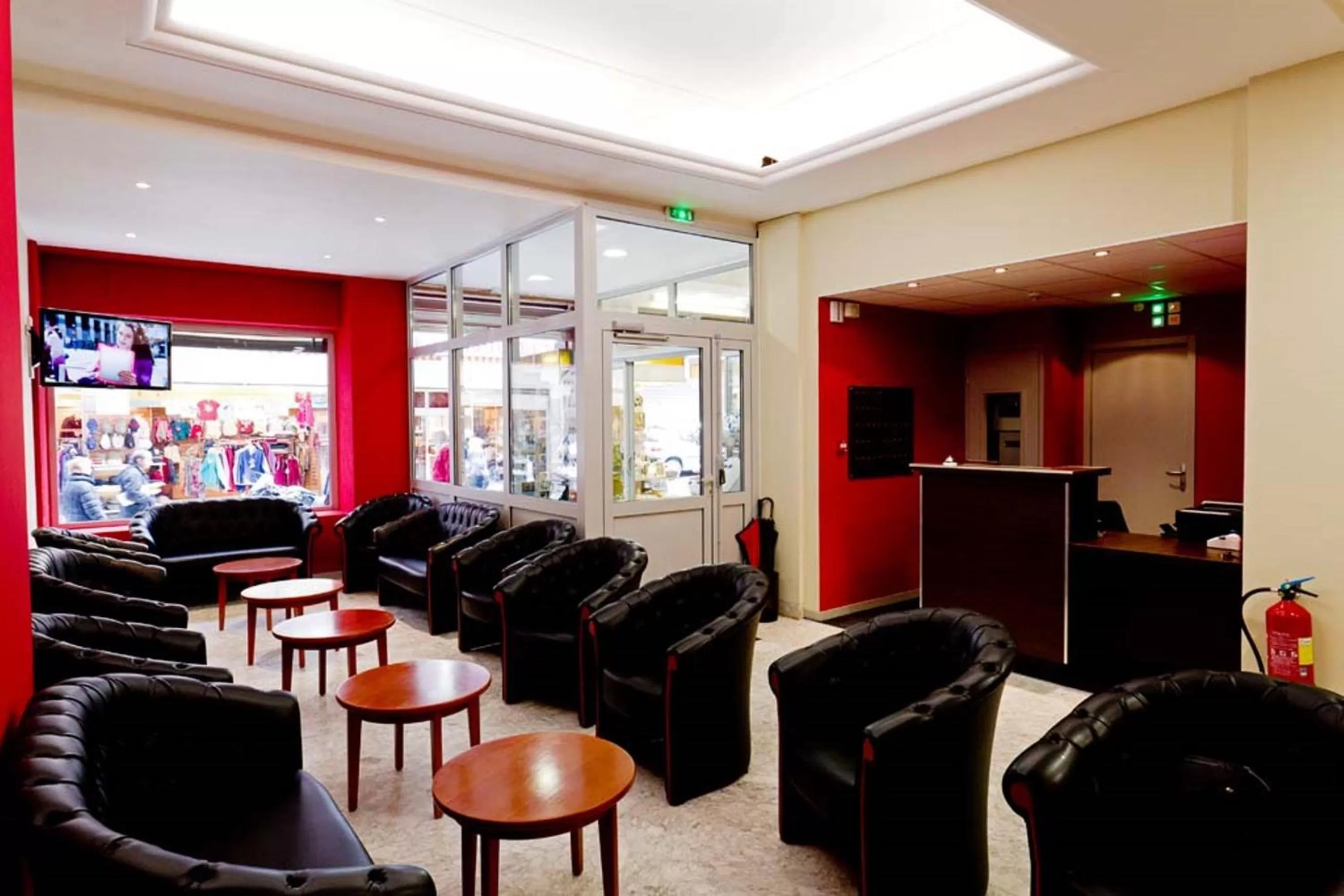 Communal lounge/ TV room in Hôtel Saint Etienne